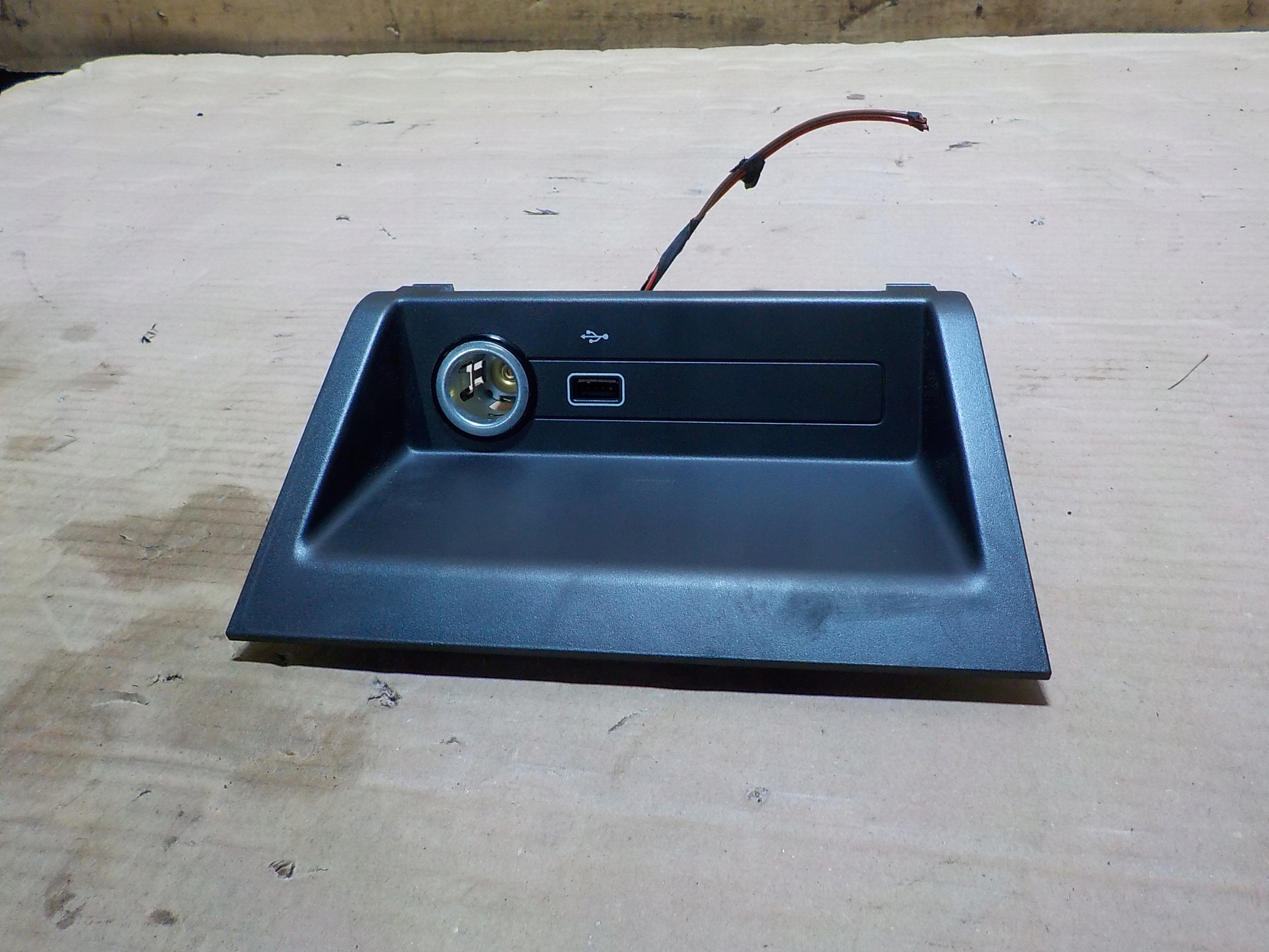 6V0857367D 6V0857367E - ГНІЗДО ПРИКУРЮВАЧА USB SKODA FABIA III