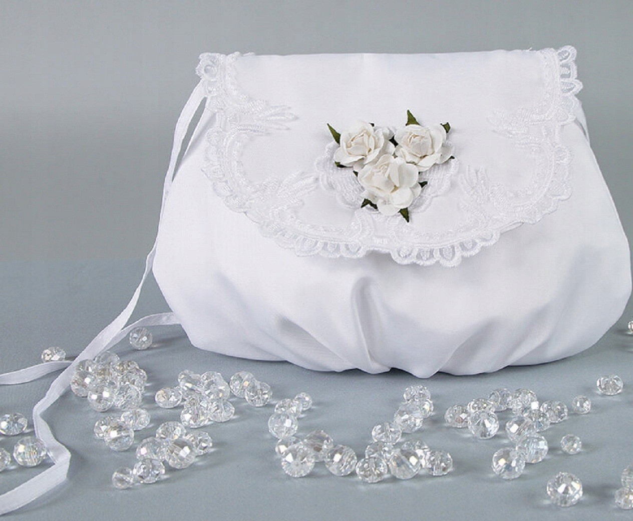 16. Torebka komunijna z ozdobą kwiatową