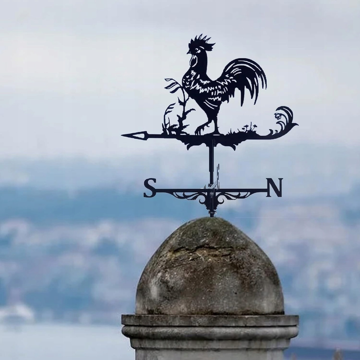 Wskaźnik wiatru wiatrowskaz z kogutem na dach. Brązowy. Dekoracja. Materiał dominujący metal