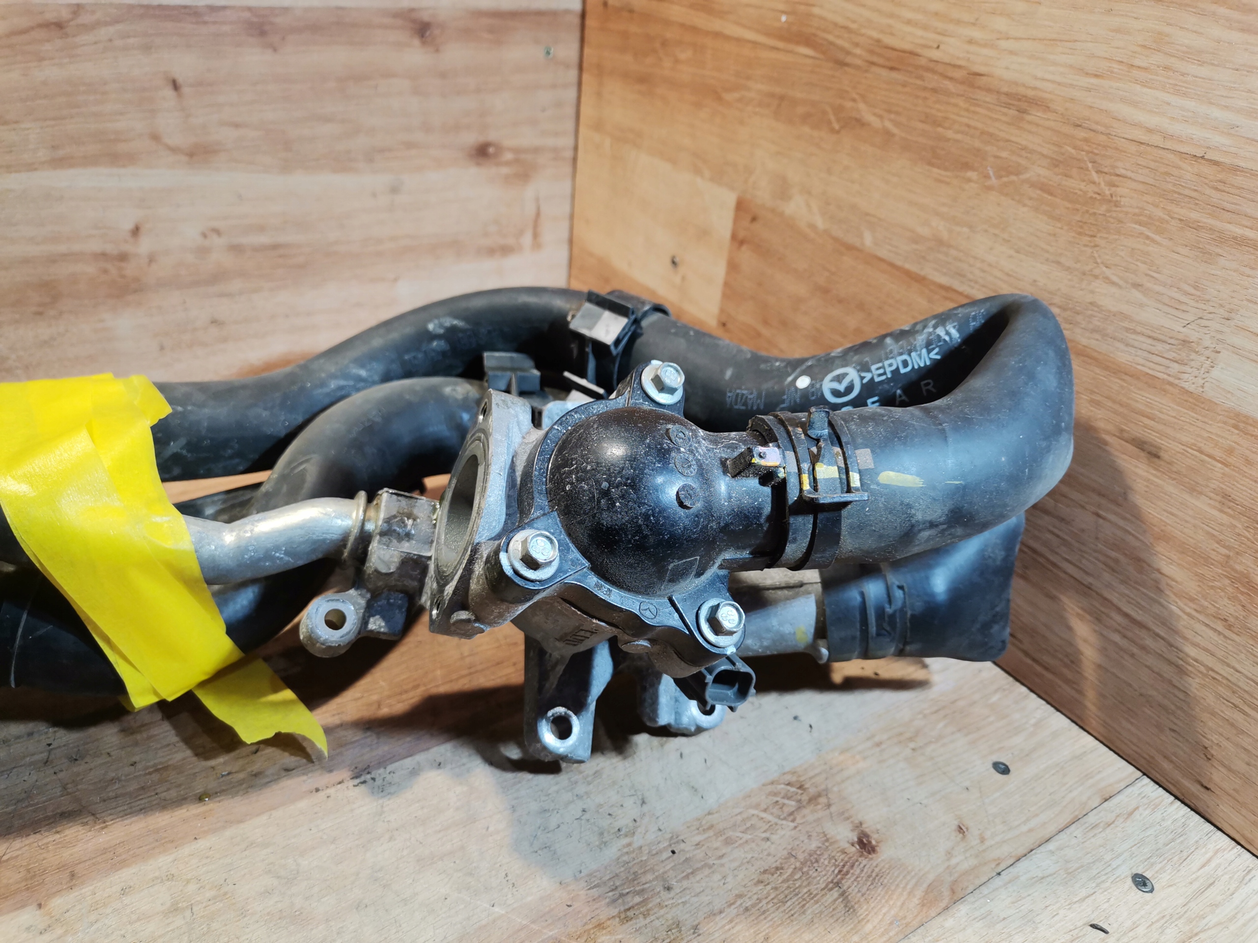 Scatola termostato tubi d’acqua MAZDA 3 BM 2.0
