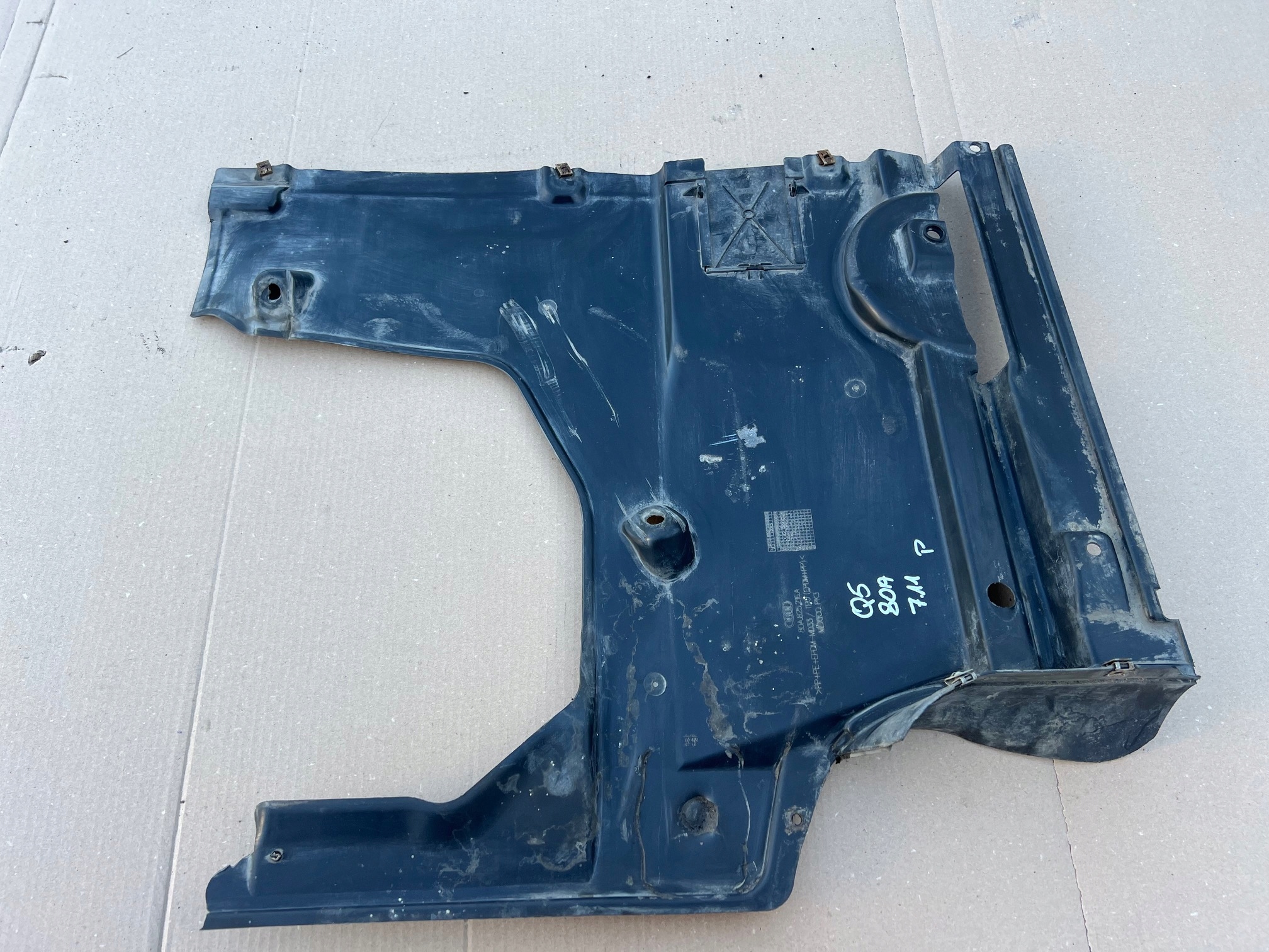 AUDI Q5 80A Blende Abdeckung abdeckung des Bodens Unterfahrschutz rechts 80A825216A