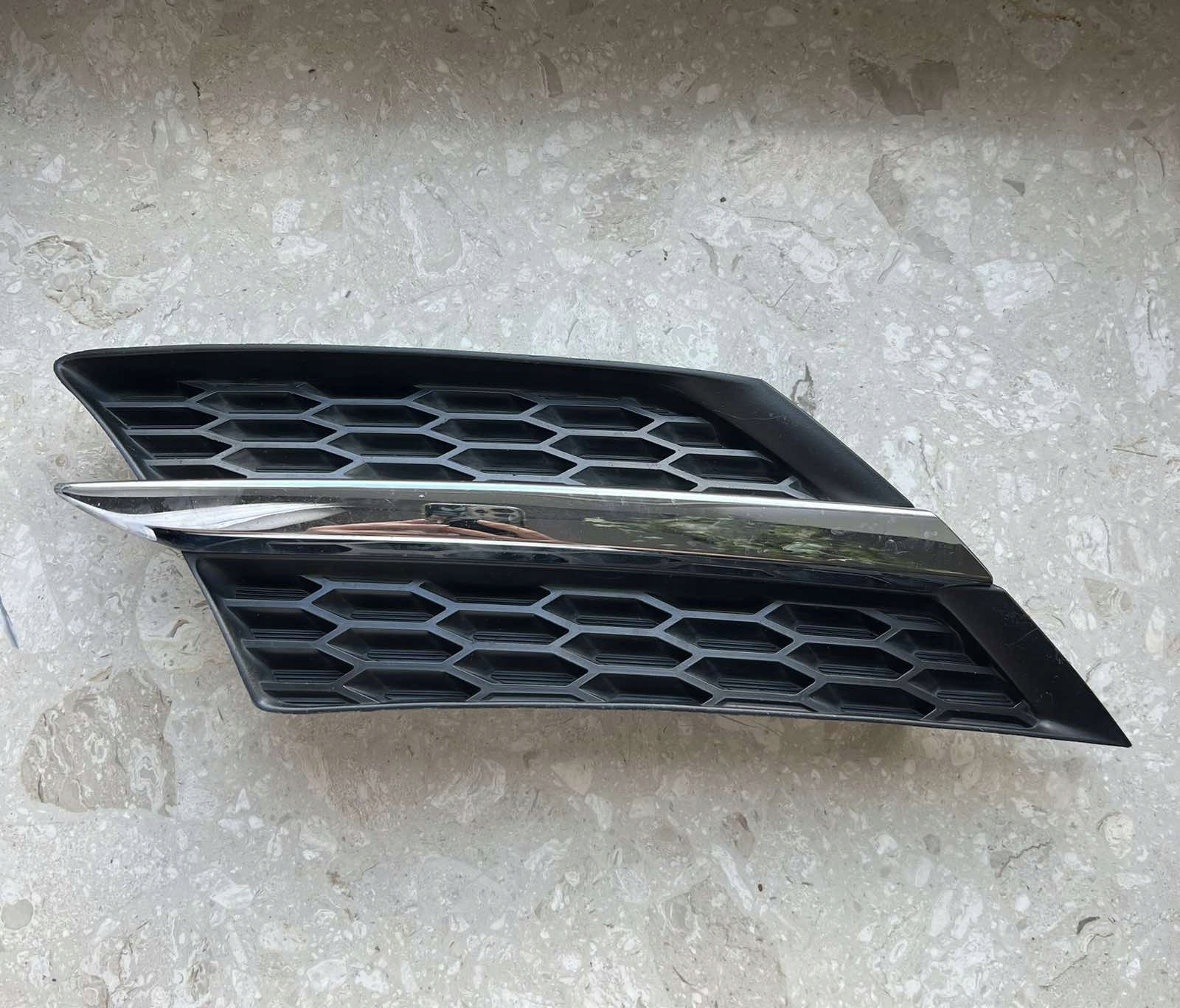 TOYOTA RAV4 IV grid of a bumper front right 53105-42010