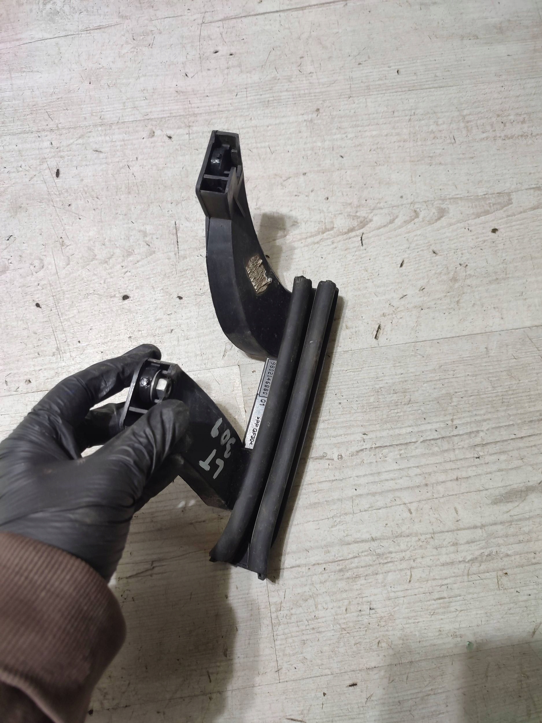 Peugeot 308 2019 rear part side left moulding windows door tylnych