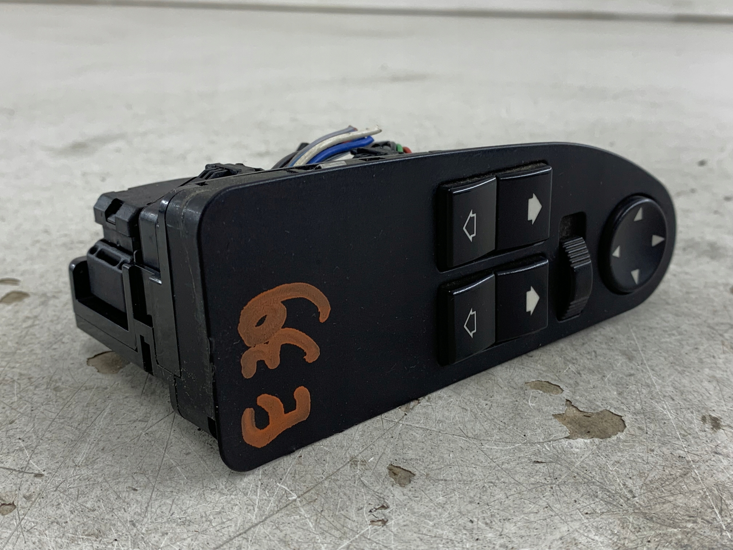 BMW E39 PANEL okna levý předek řidičů 8368967