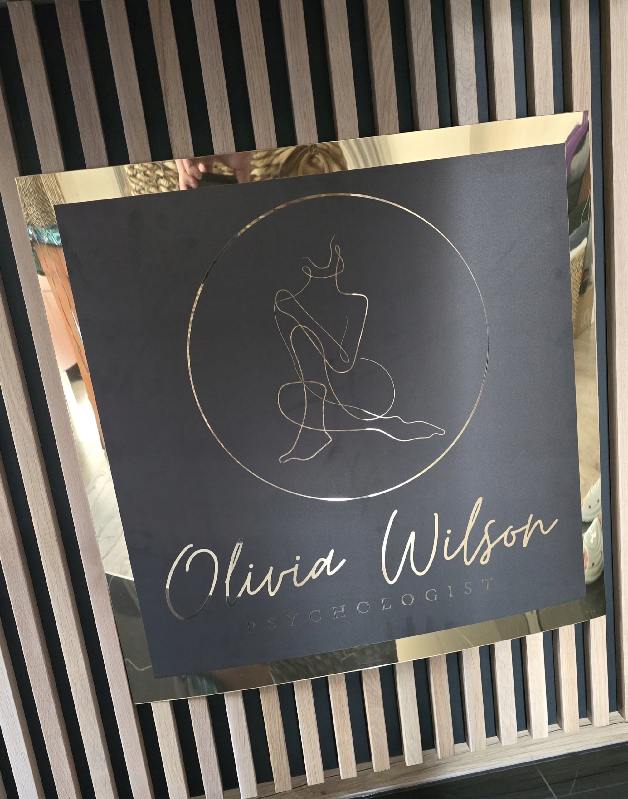 Zlaté logo na tabuli, firemní štítek, reklamní tabule s nápisem a logem