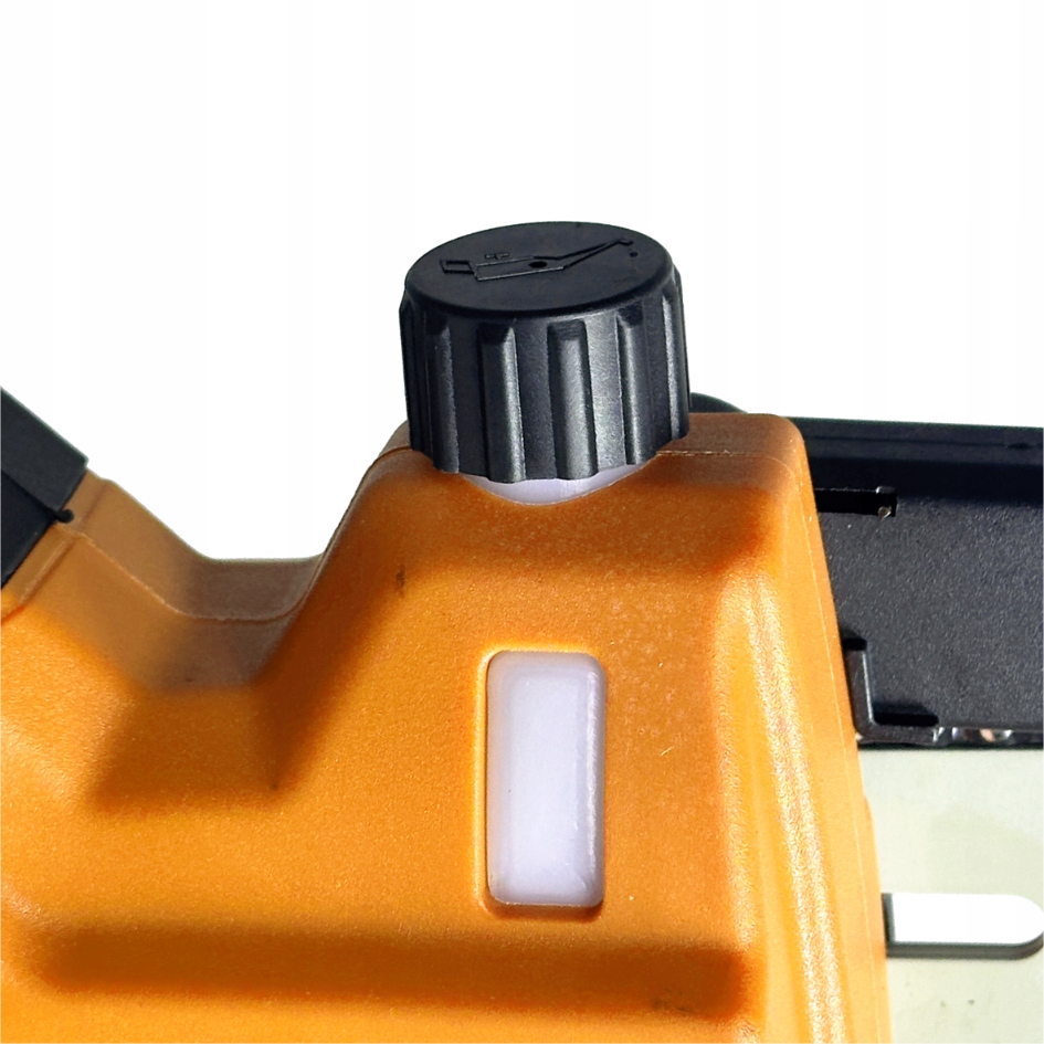 RĘCZNA PILARKA ŁAŃCUCHOWA PIŁA AKUMULATOROWA ZE SMAROWANIEM 2X AKU 21V 4 Ah Zawartość zestawu AKUMULATOR KLUCZ ŁADOWARKA ŁAŃCUCH PROWADNICA ŚRUBOKRĘT