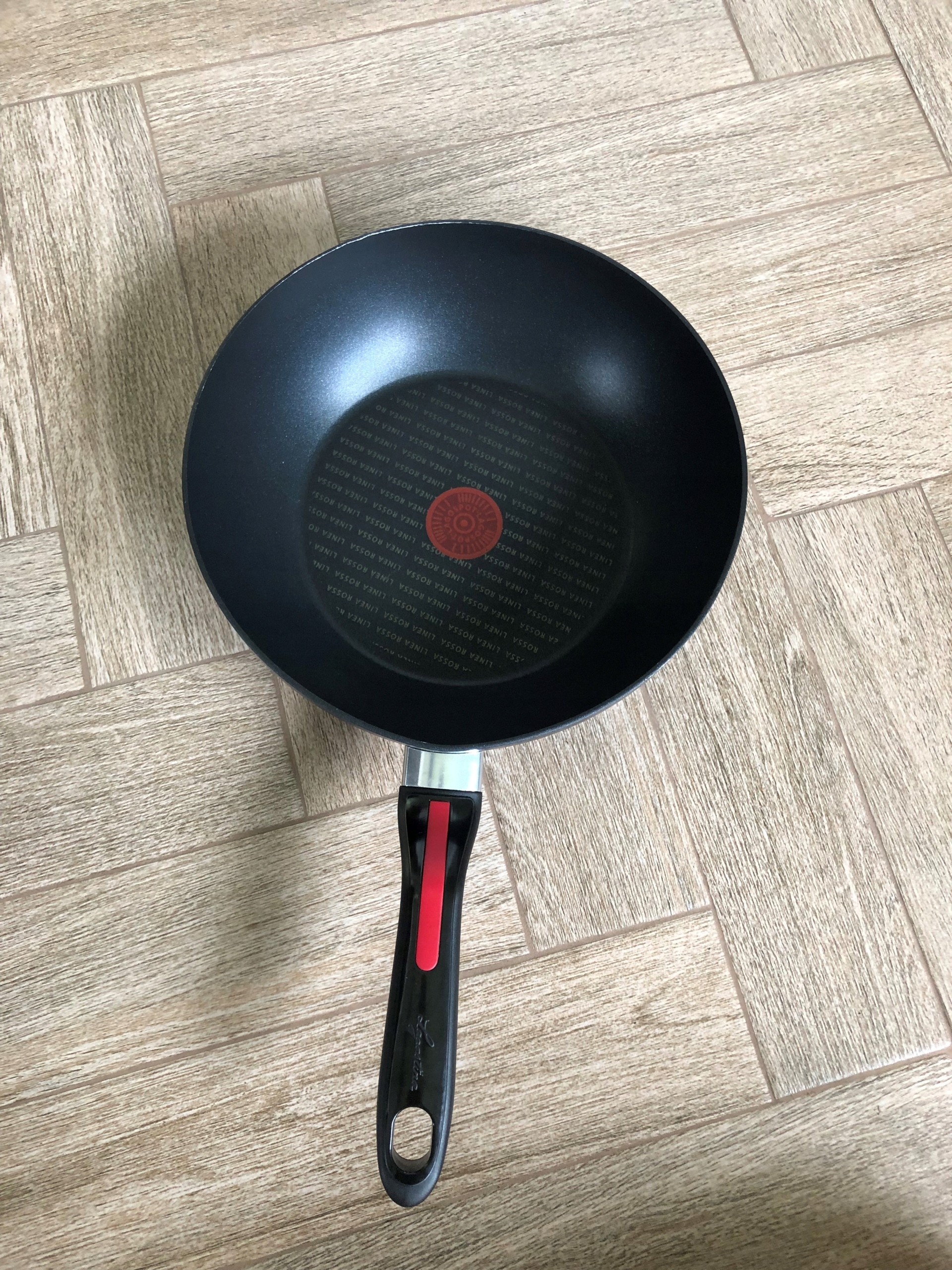 PATELNIA WOK ⌀28CM TITANIUM LAGOSTINA LINEA ROSSA Kolor czarny