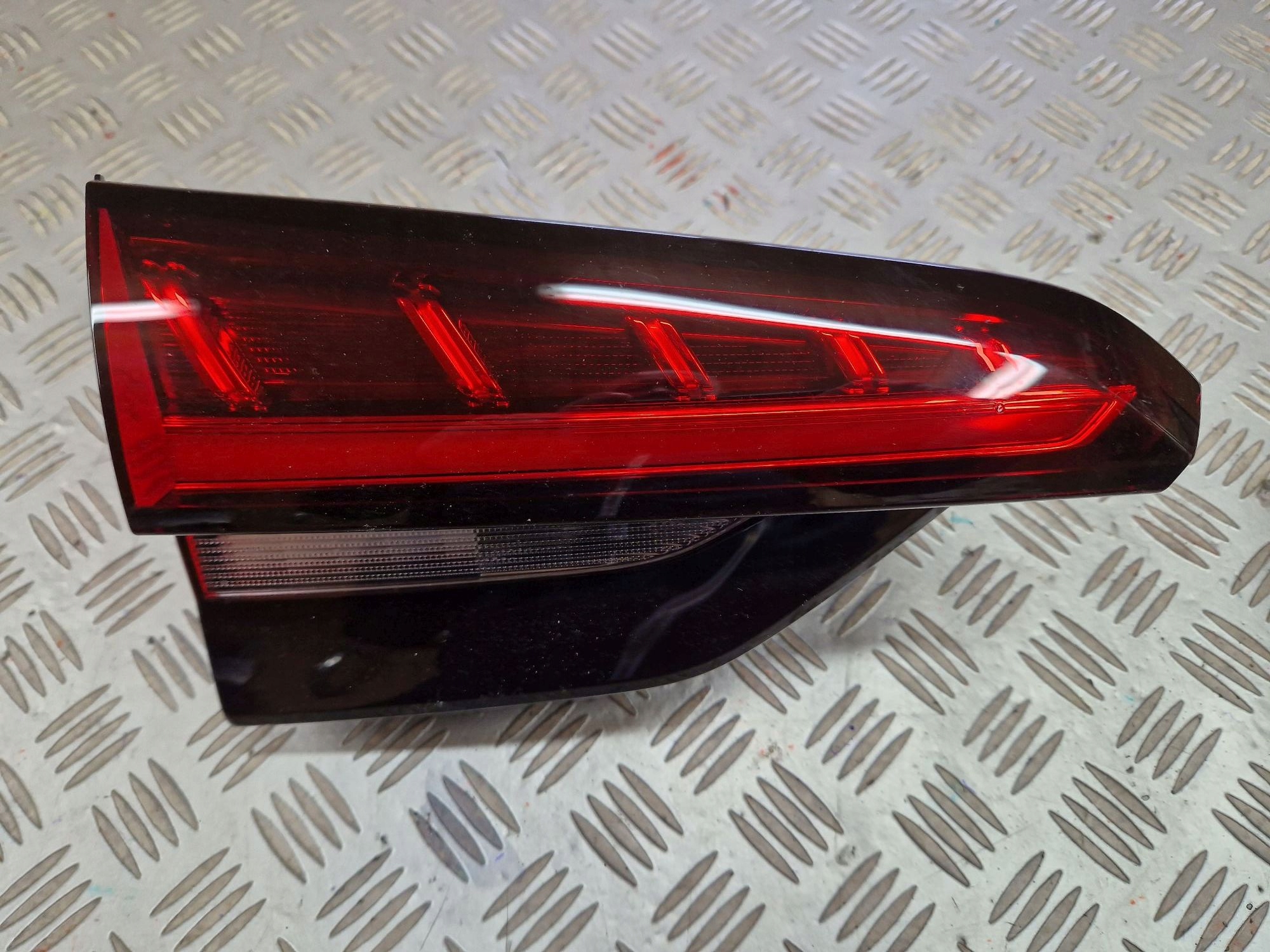 Licht hinten links oder rechts auf Heckklappe LED MG 5 EV 2021R->