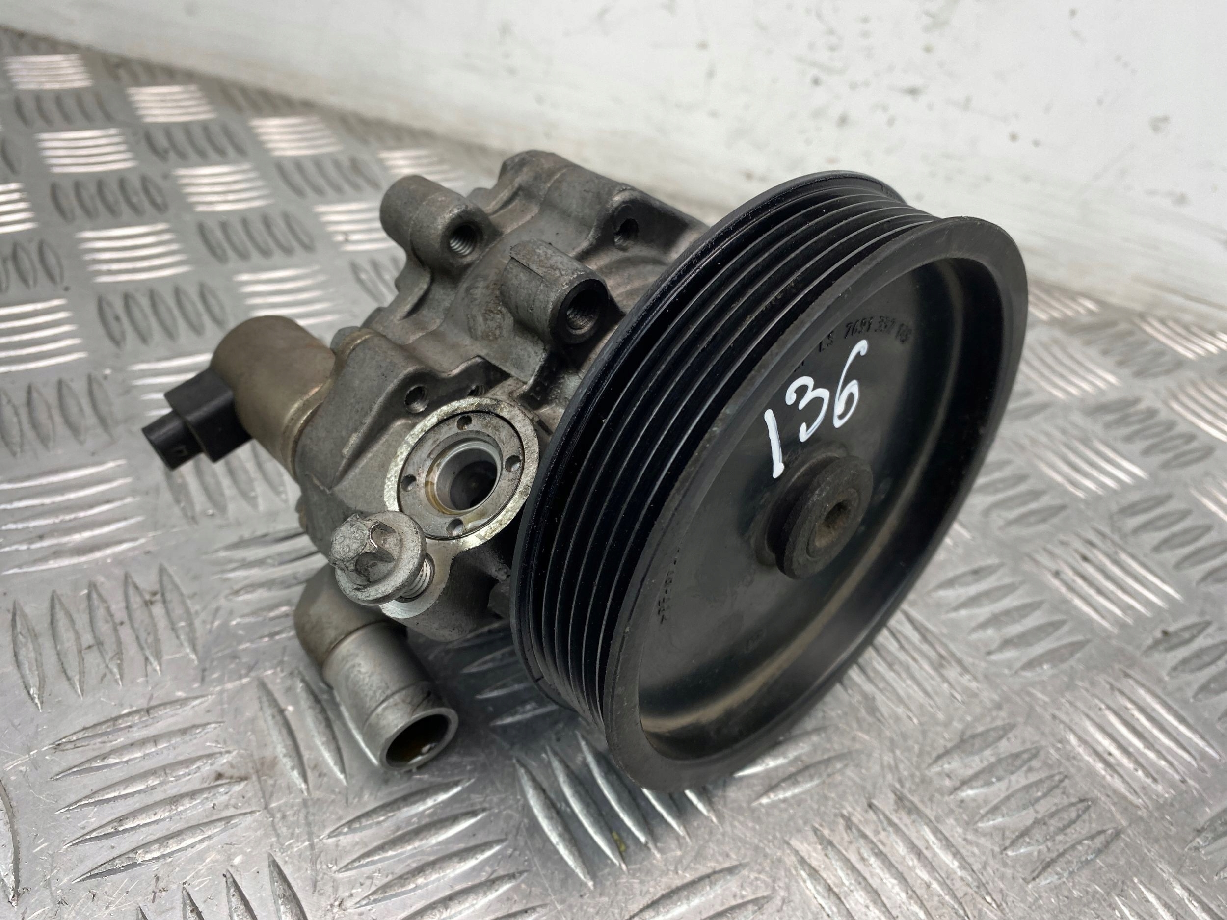 Mercedes-Benz C200 W204 servo pump A0064666801