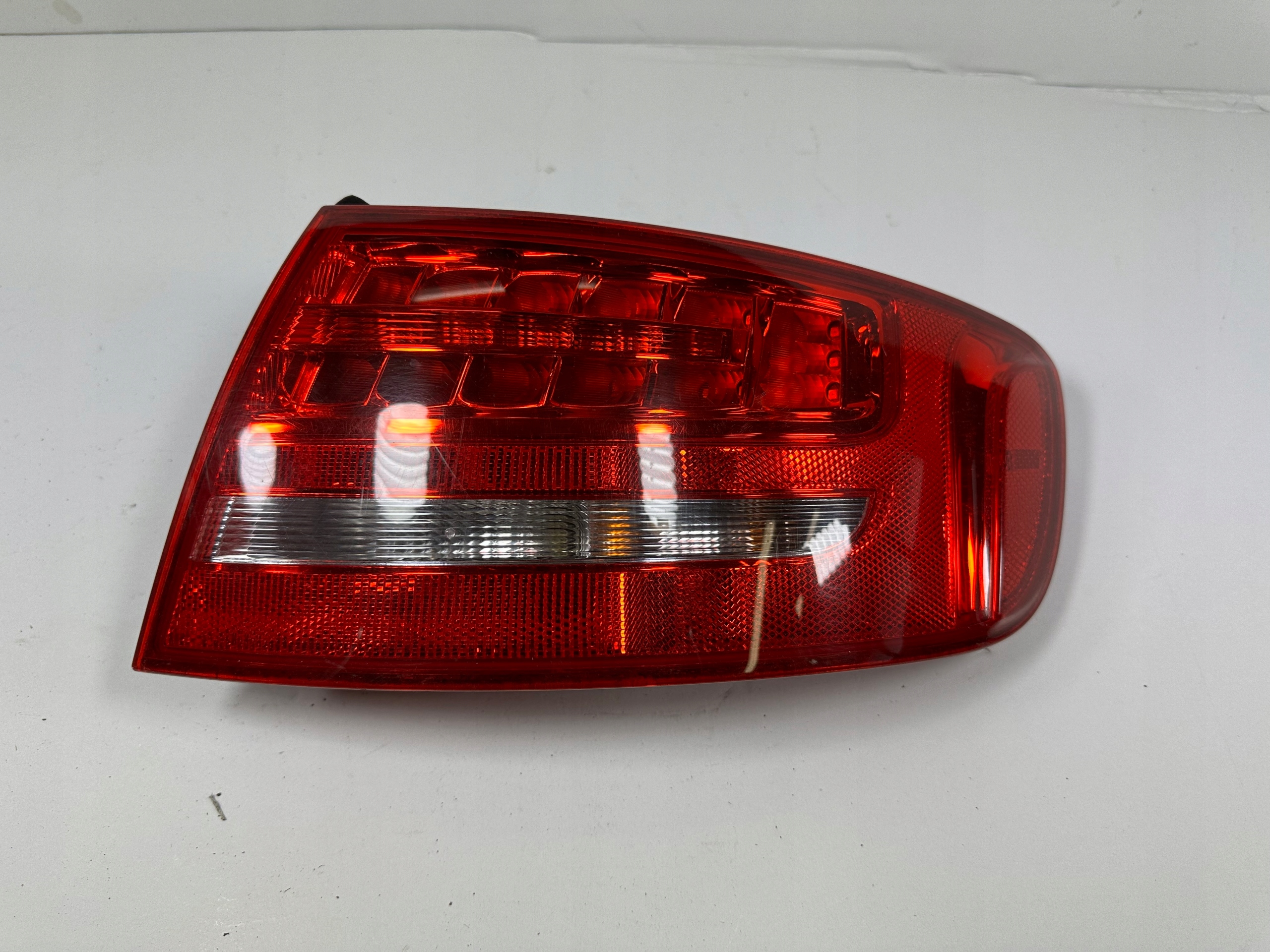 A4 8K KOMBI LAMPA PRAWA TYLNA LED 8K9945096B