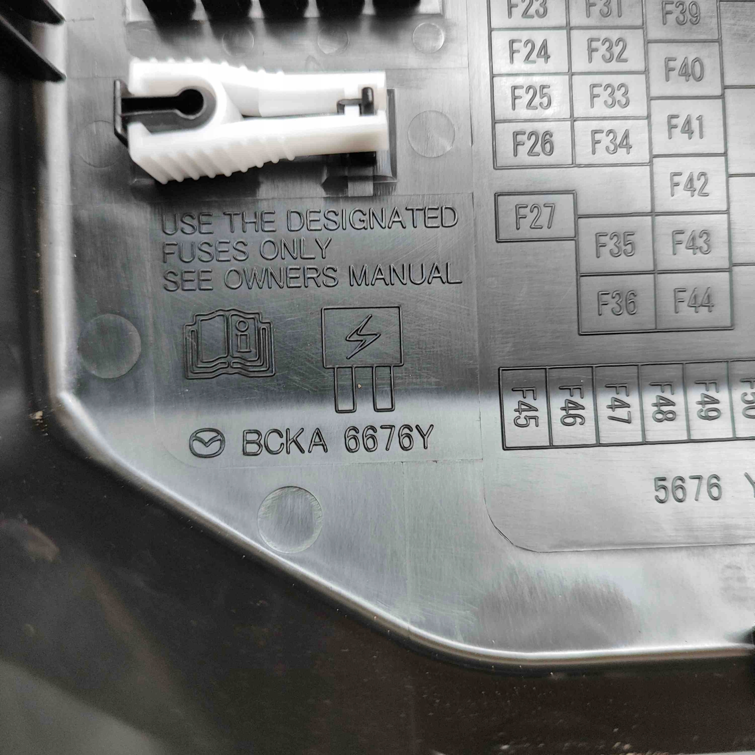 mazda CX-30 2023 рамка / модуль предохранителей