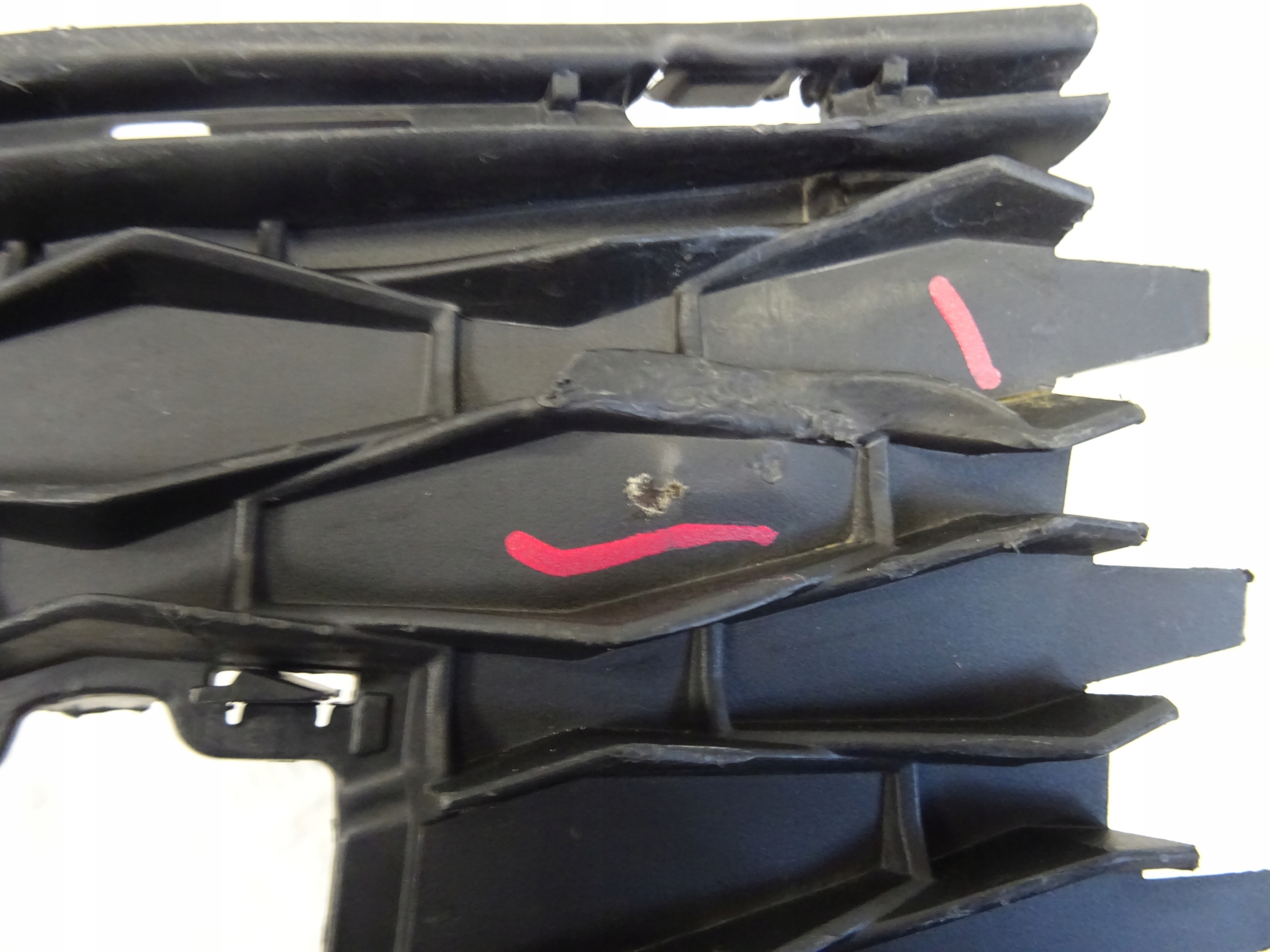grid of a bumper front front right SKODA KAROQ 57A807368A