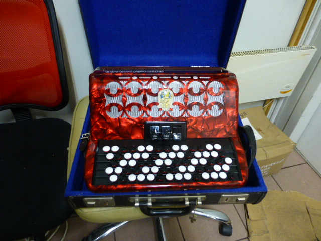 Akordeon guzikowy Royal Standard ROMANCE 96 bas + walizka