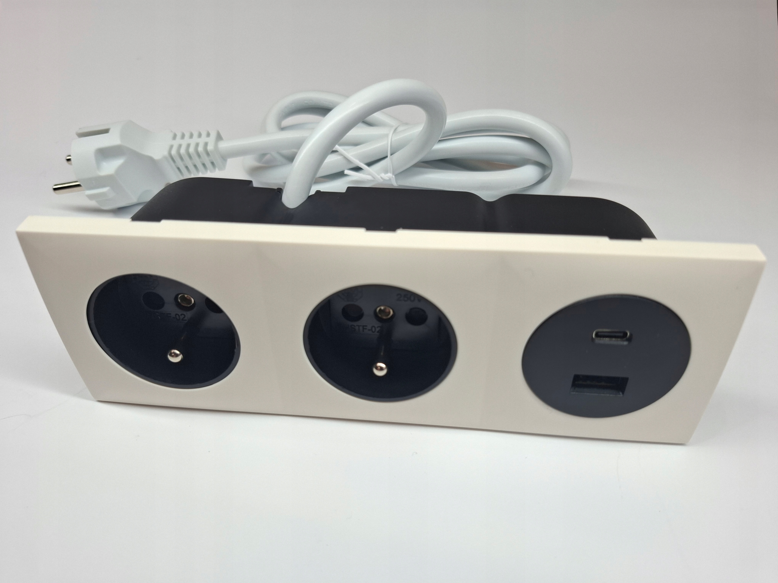 Zasouvací zásuvka trojitá 2 x 230 V 2 Usb nábytkový port ecru