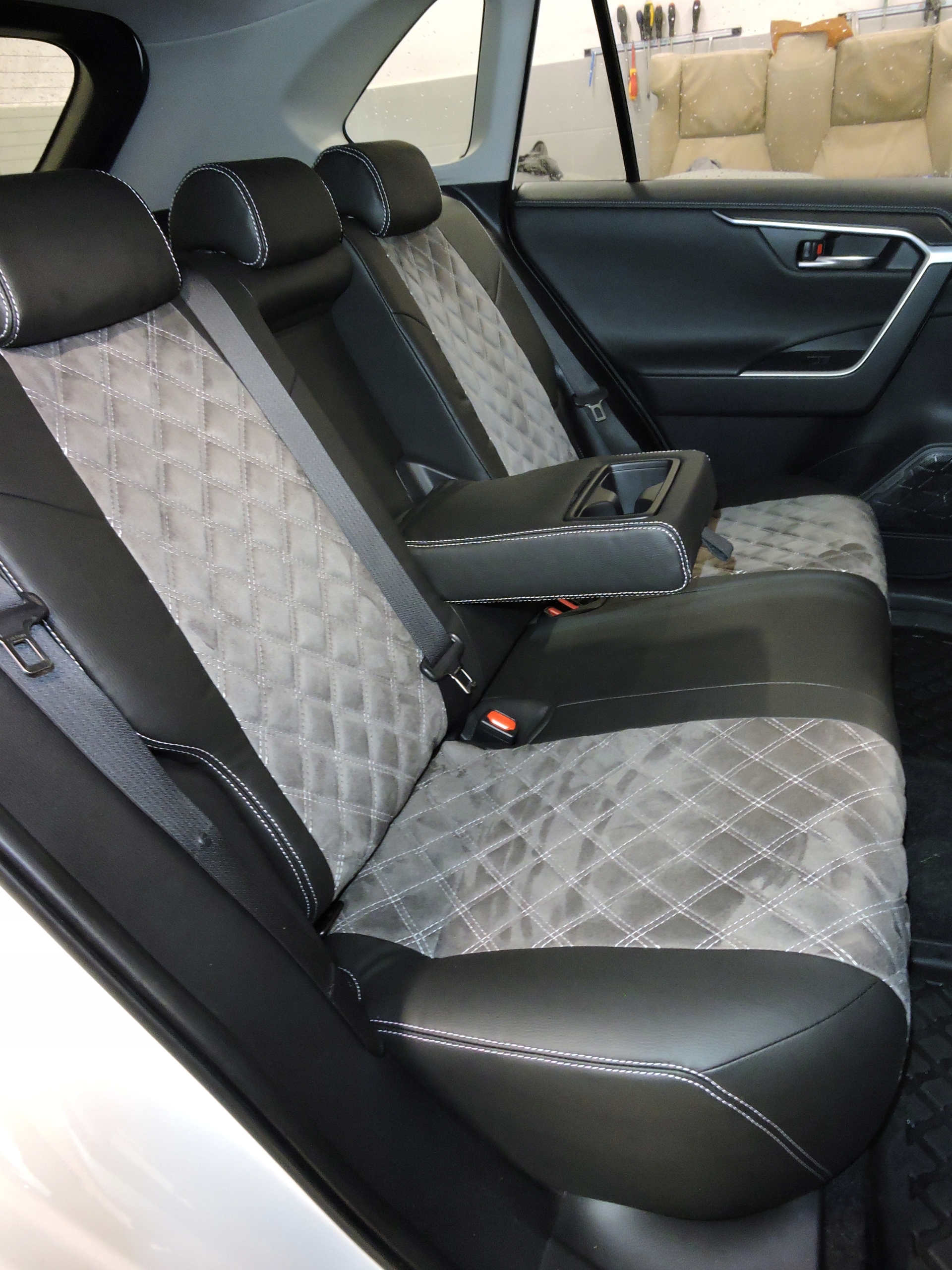 Pokrowce ze skóry i alkantary Toyota Rav4 V Stan opakowania oryginalne