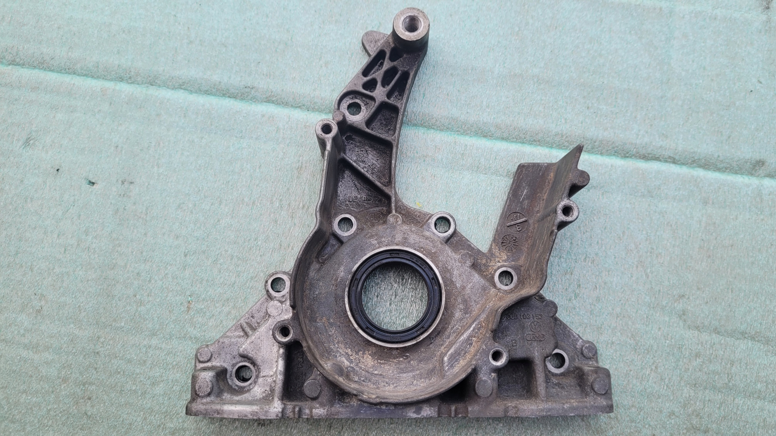 A6 C6 A4 B7 2.0 TFSI уплотнитель вала 06D103153