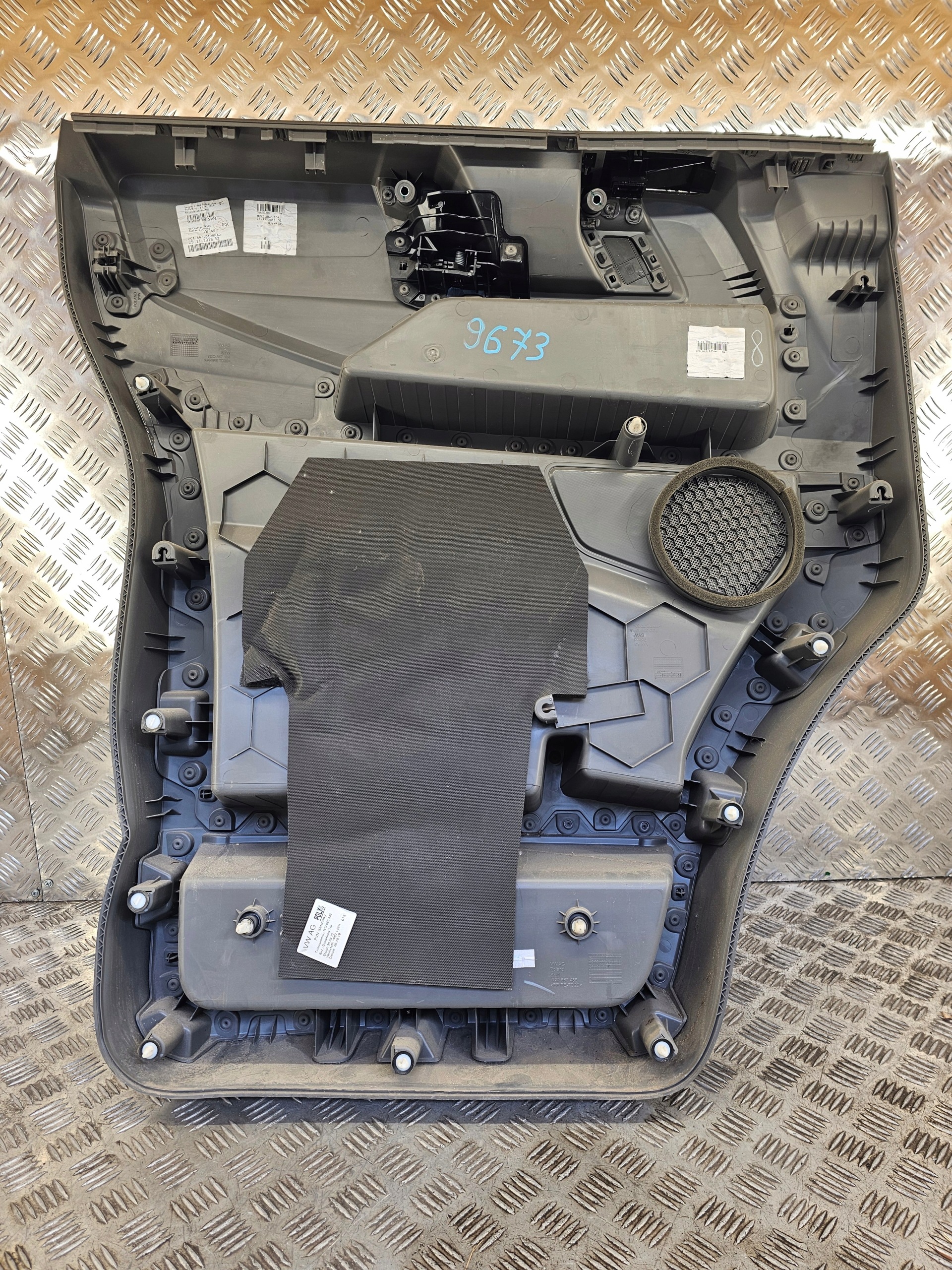 7C1867012B Panel upholstery door przednich prawych VW CRAFTER II