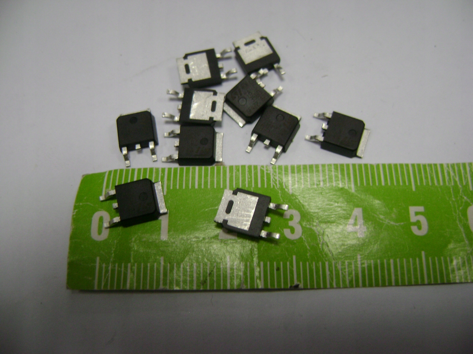 T835-600B ( TRIAK 8A600V ST) SMD DPAK Producent Inna