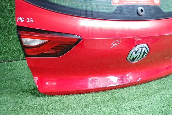 MG ZS 17- kufrové dveře záď