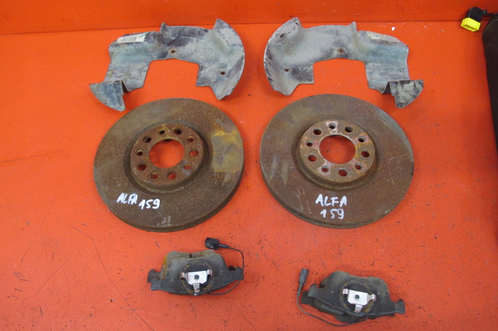 ALFA ROMEO 159 kotouč brzdová 330 MM předek plotýnky kryt TARCZY KOMPLET