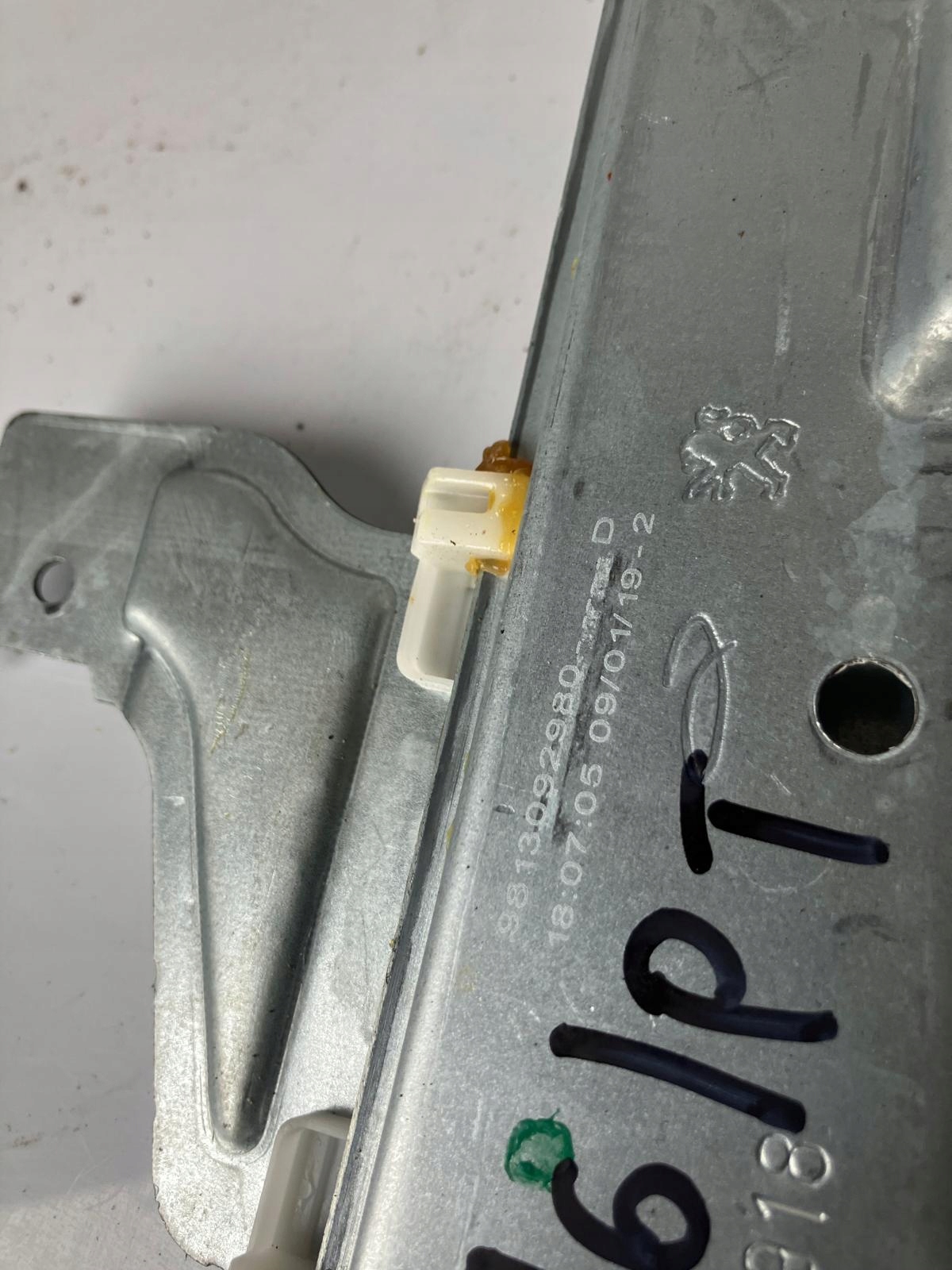 window regulator right rear part CITROEN C3 III 9813093580