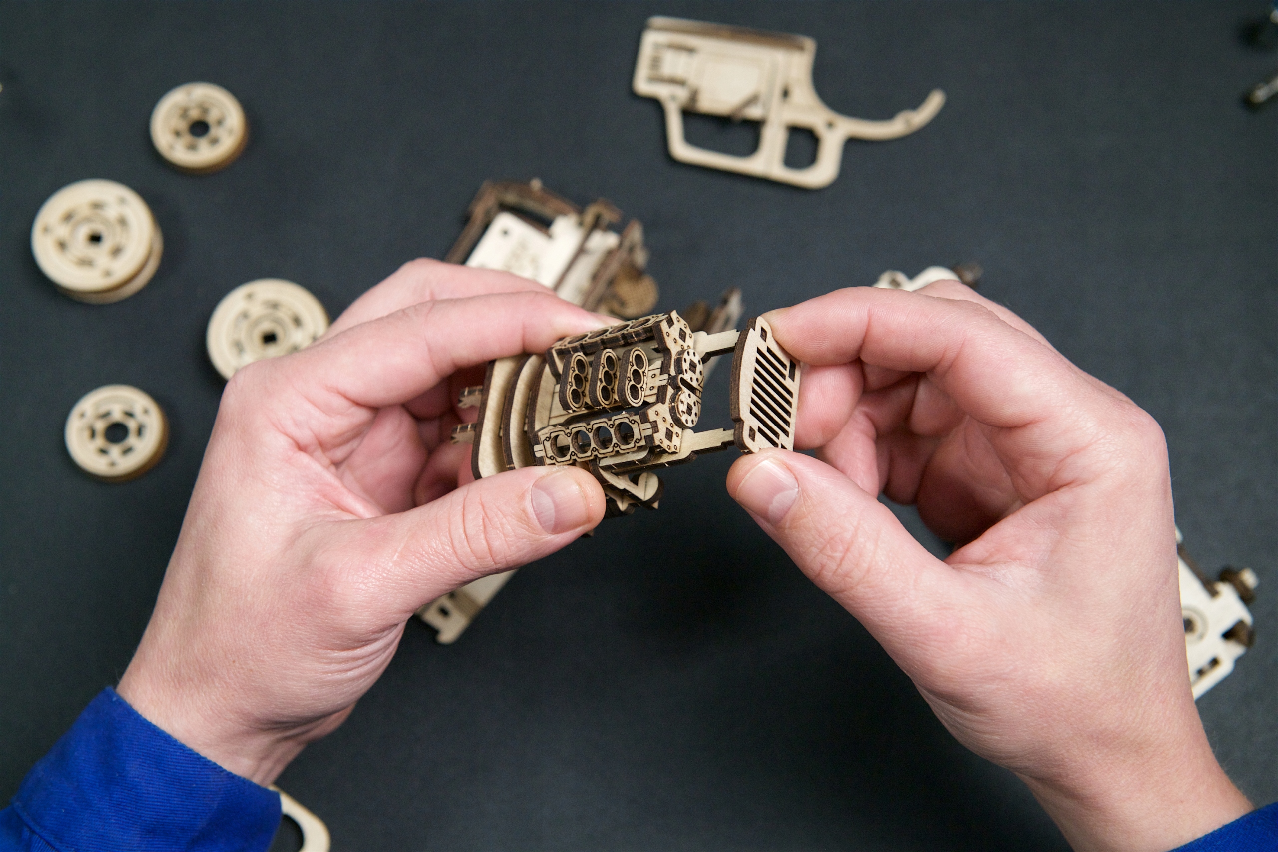 Hot Rod Furious Mouse Drewniany Model Mechaniczny Z Napędem Puzzle Ugears Materiał drewno