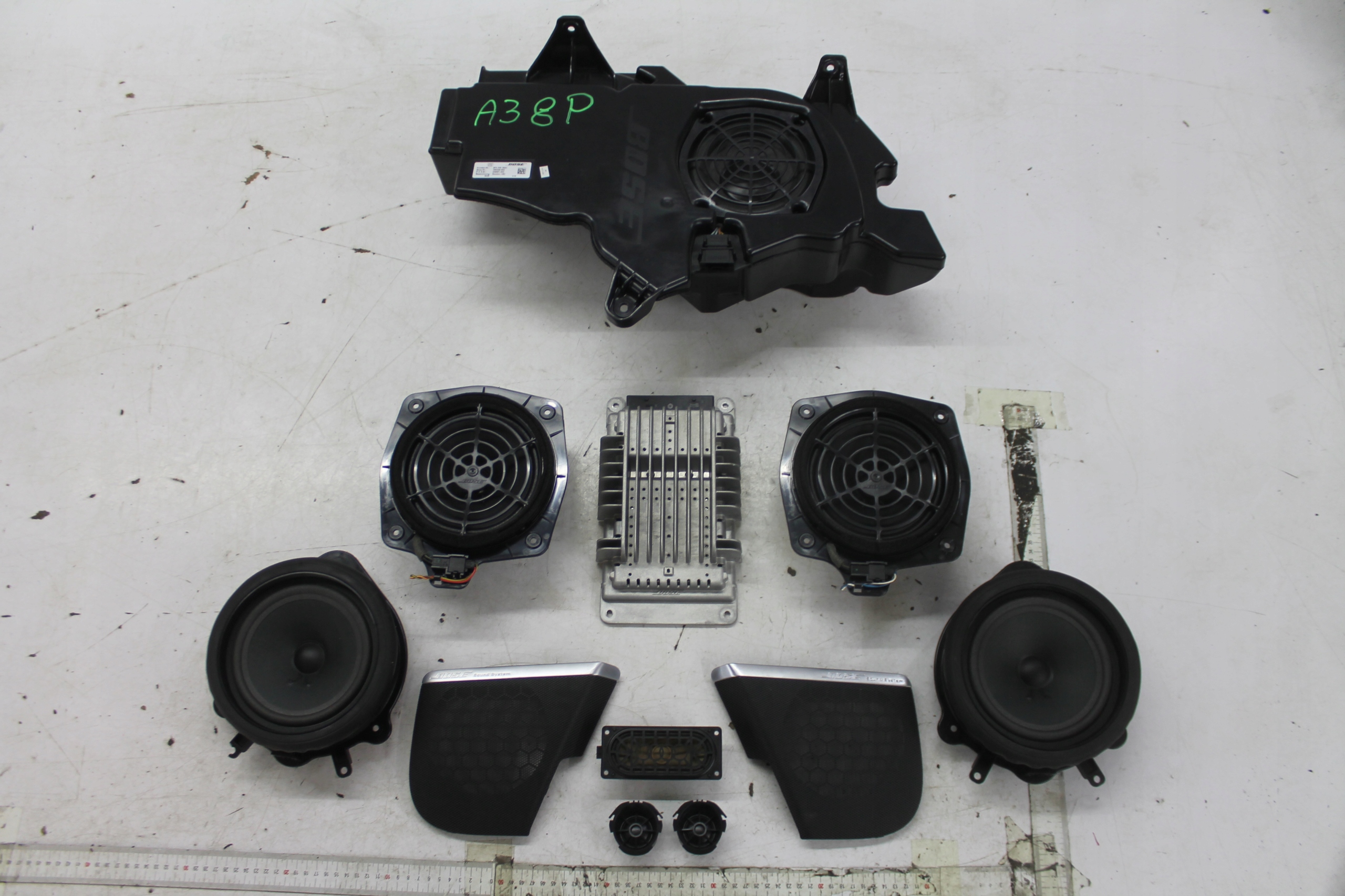 speaker amplifier BOSE running board A3 8P LIFT 05-08