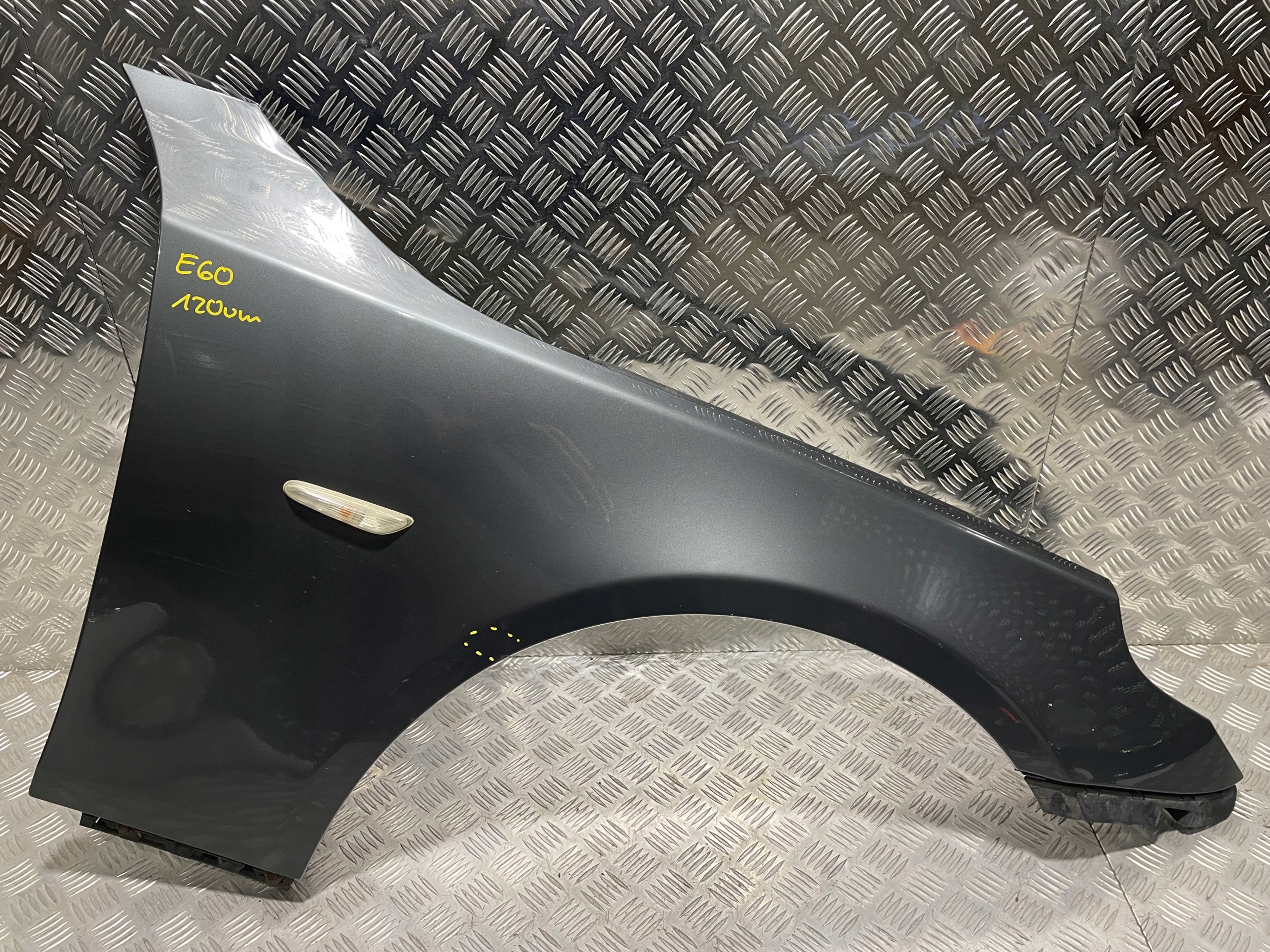 BŁOTNIK PRAWY PRZÓD BMW E60 E61 A36 TITANGRAU