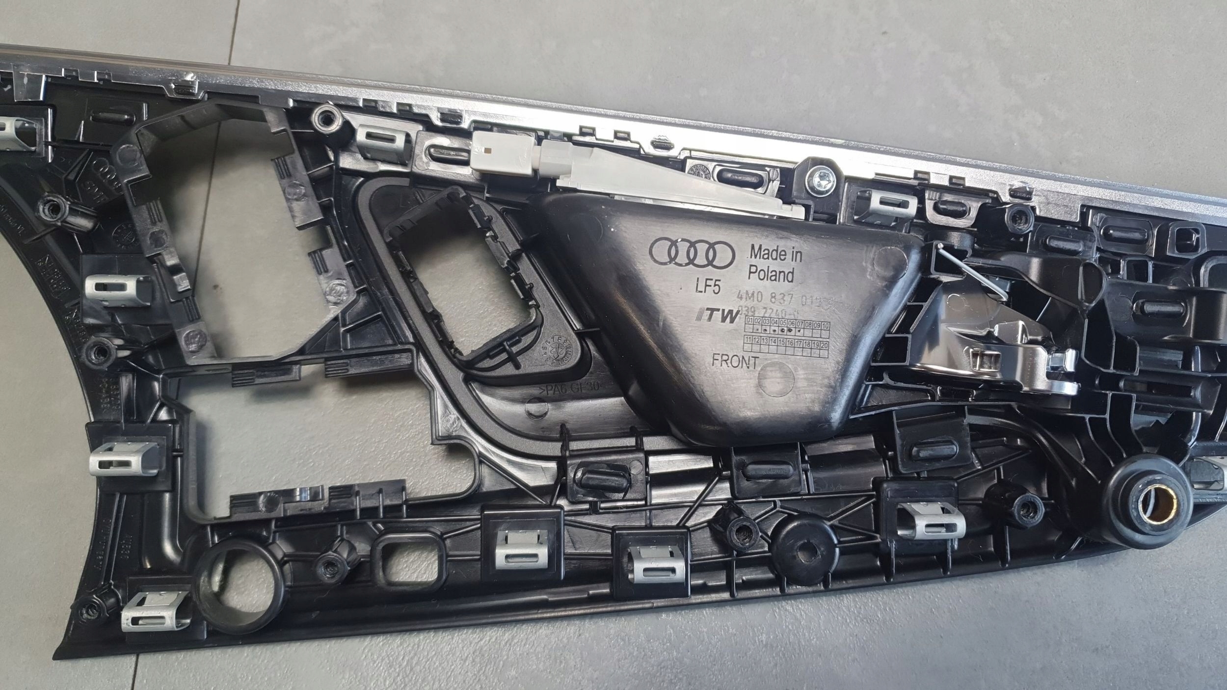 Audi Q8 handle inner left front 4M0837019C