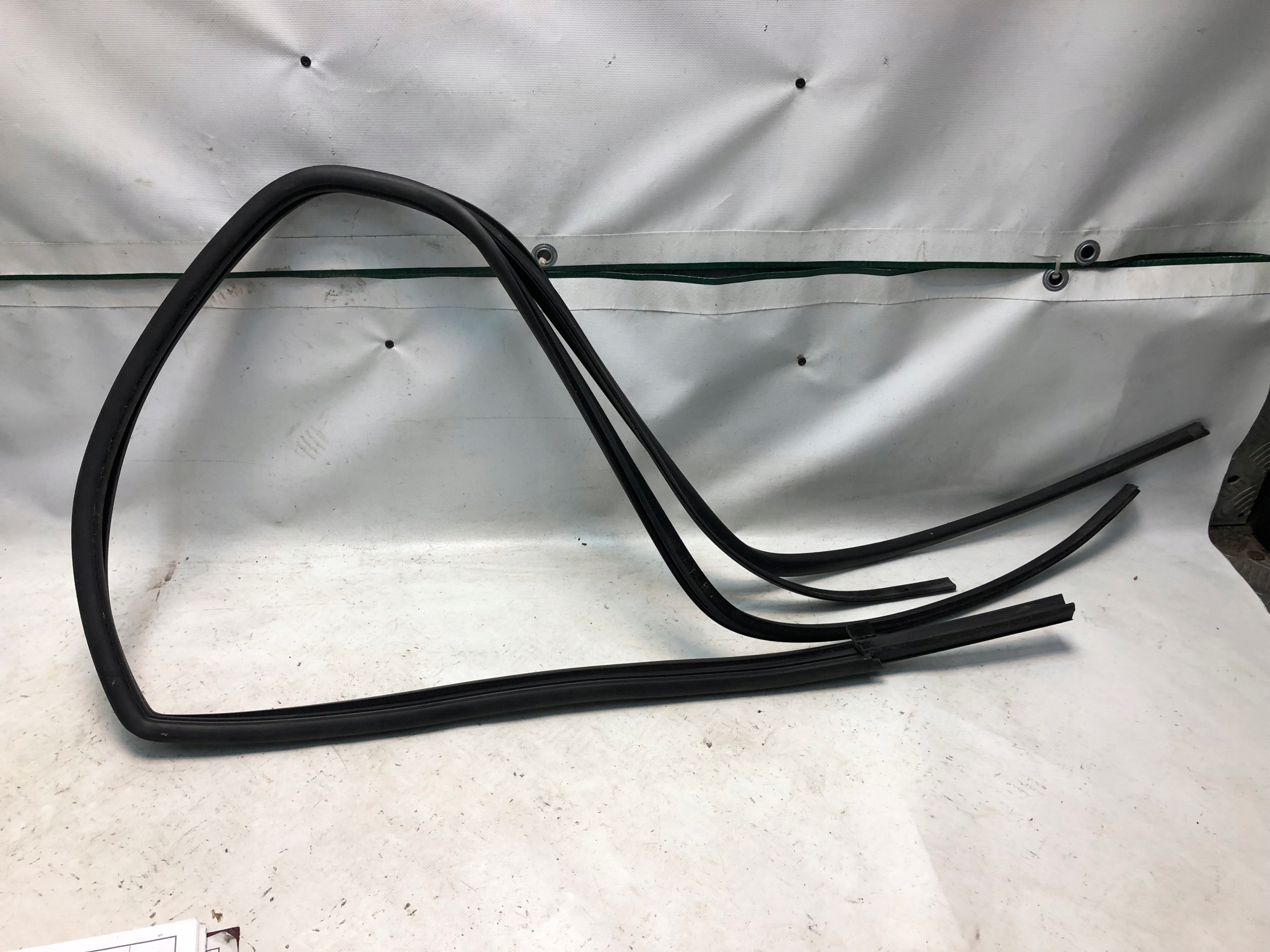 910 - MERCEDES SPRINTER 907 УПЛОТНЕНИЕ СТЕКЛА ПРАВОЙ ДВЕРИ