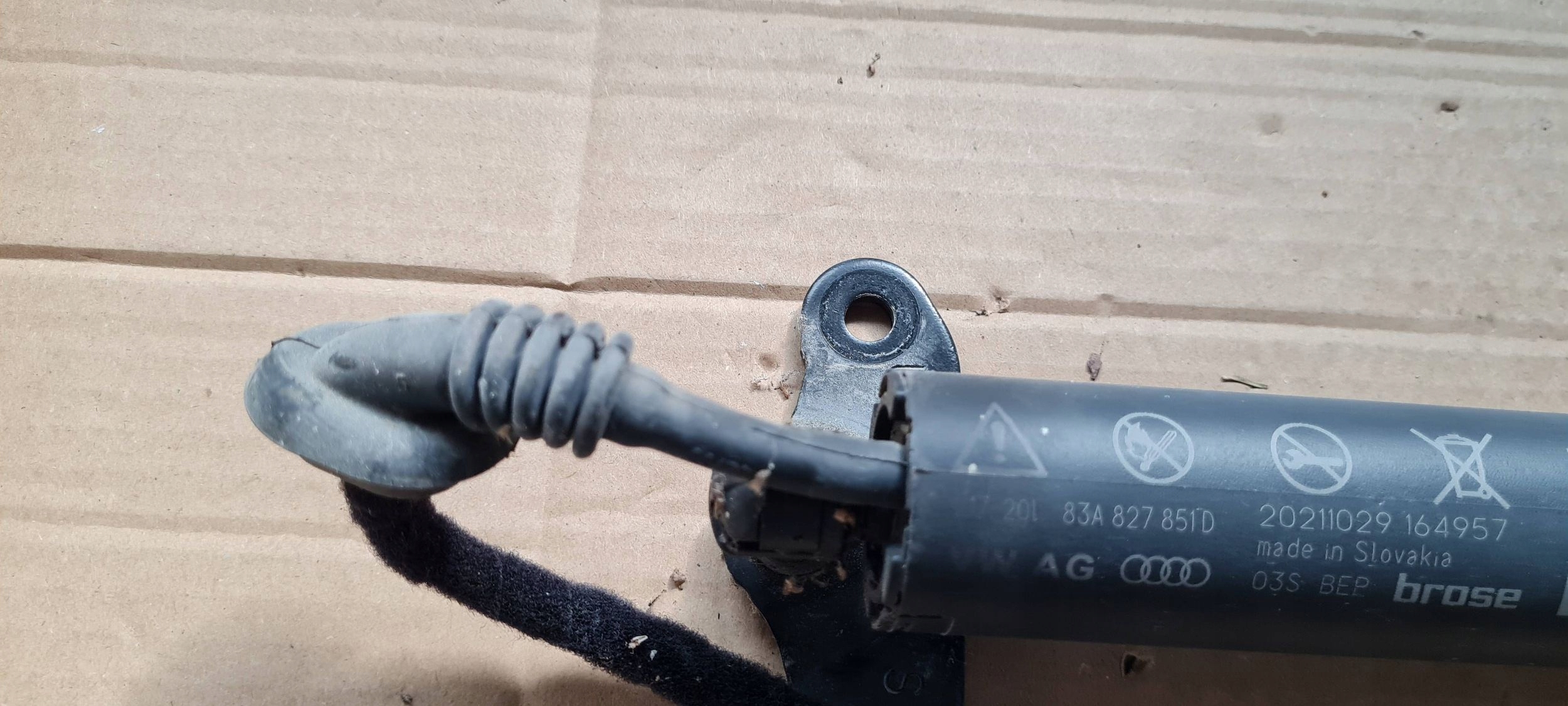 Q3 83A damper bonnet boot electrical rear part 83A827851D
