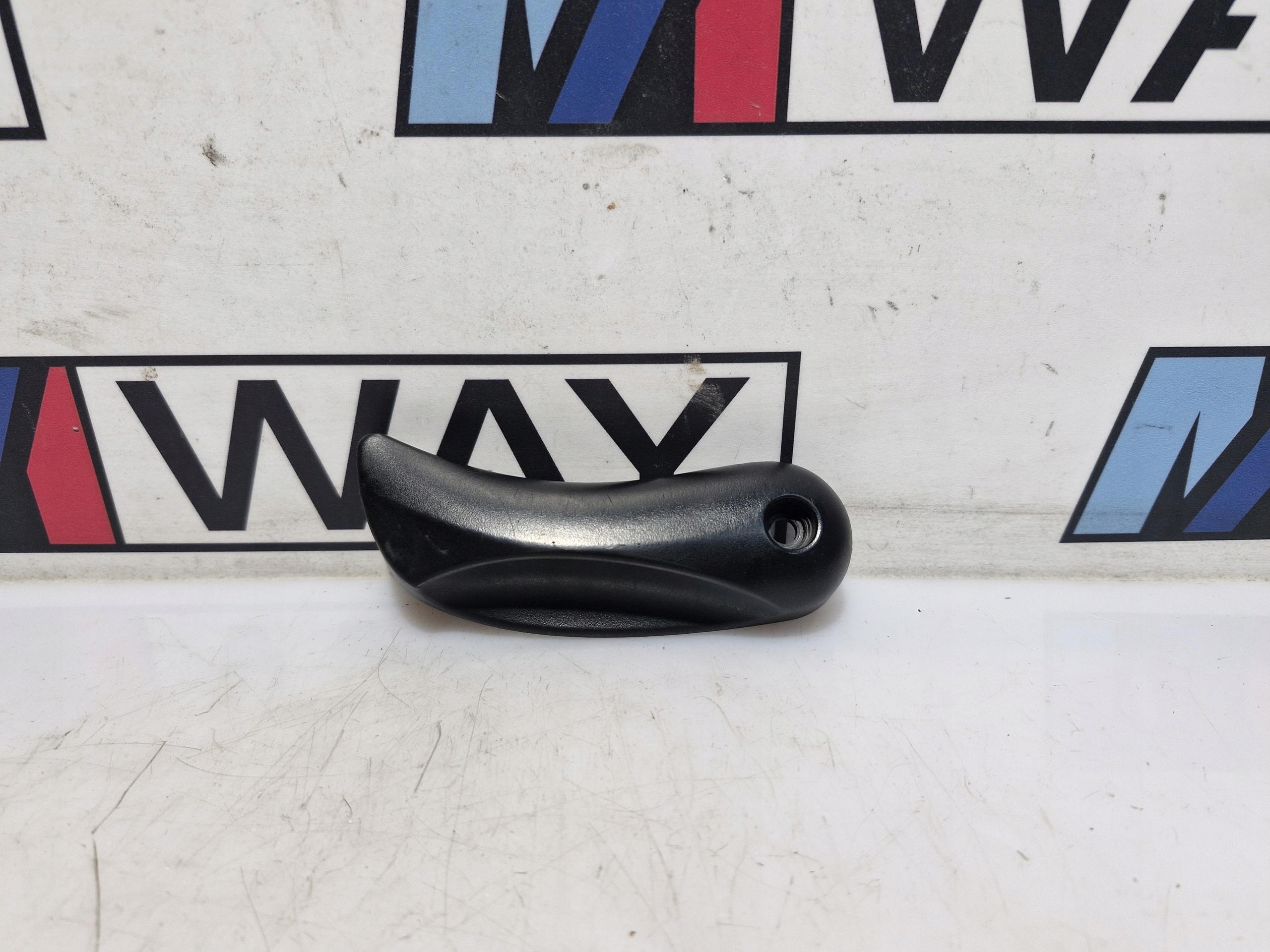 7008933 BMW E60 E61 handle bracket of the opening bonnets