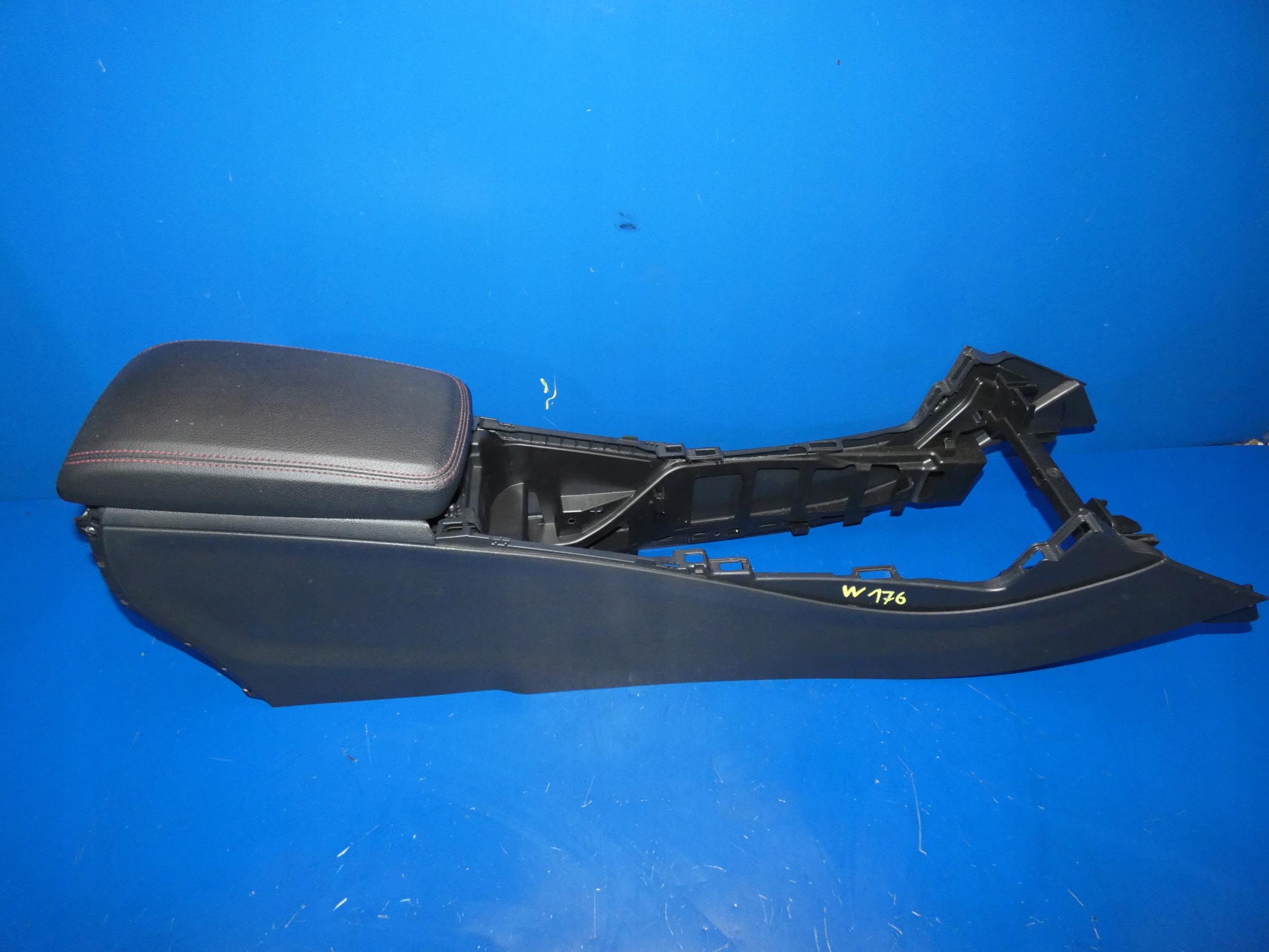 A KLASA W176 armrest TUNEL central front