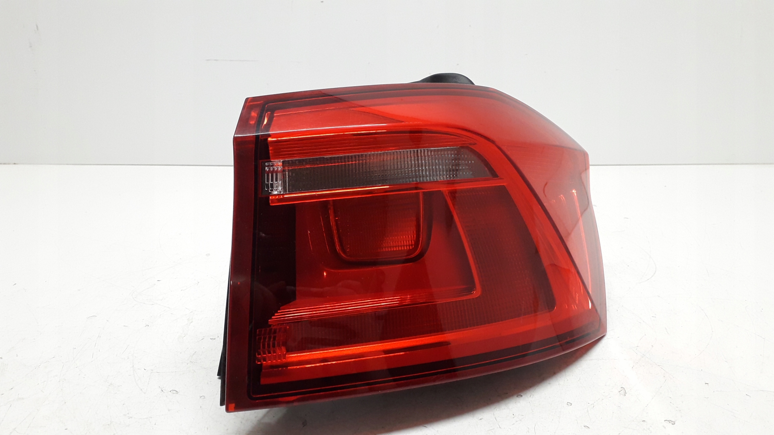 VW GOLF SPORTSVAN 14- LAMPA PRAWA TYLNA 510945096P