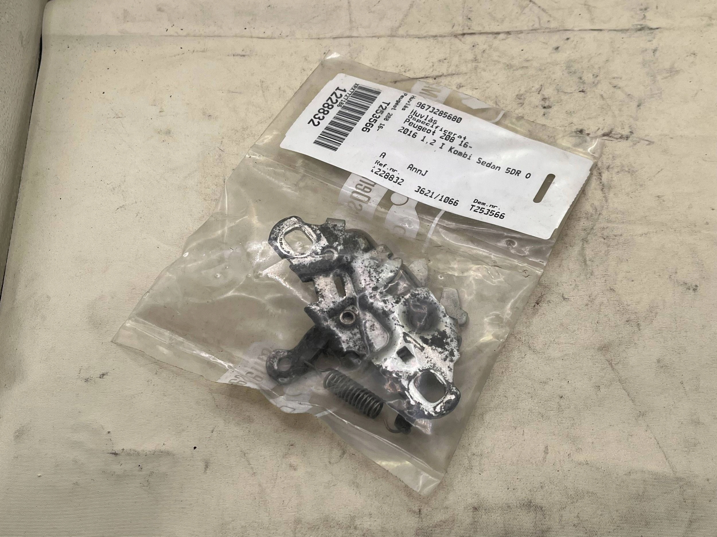 bonnet latch lock Peugeot 208 and 9673285680 !J
