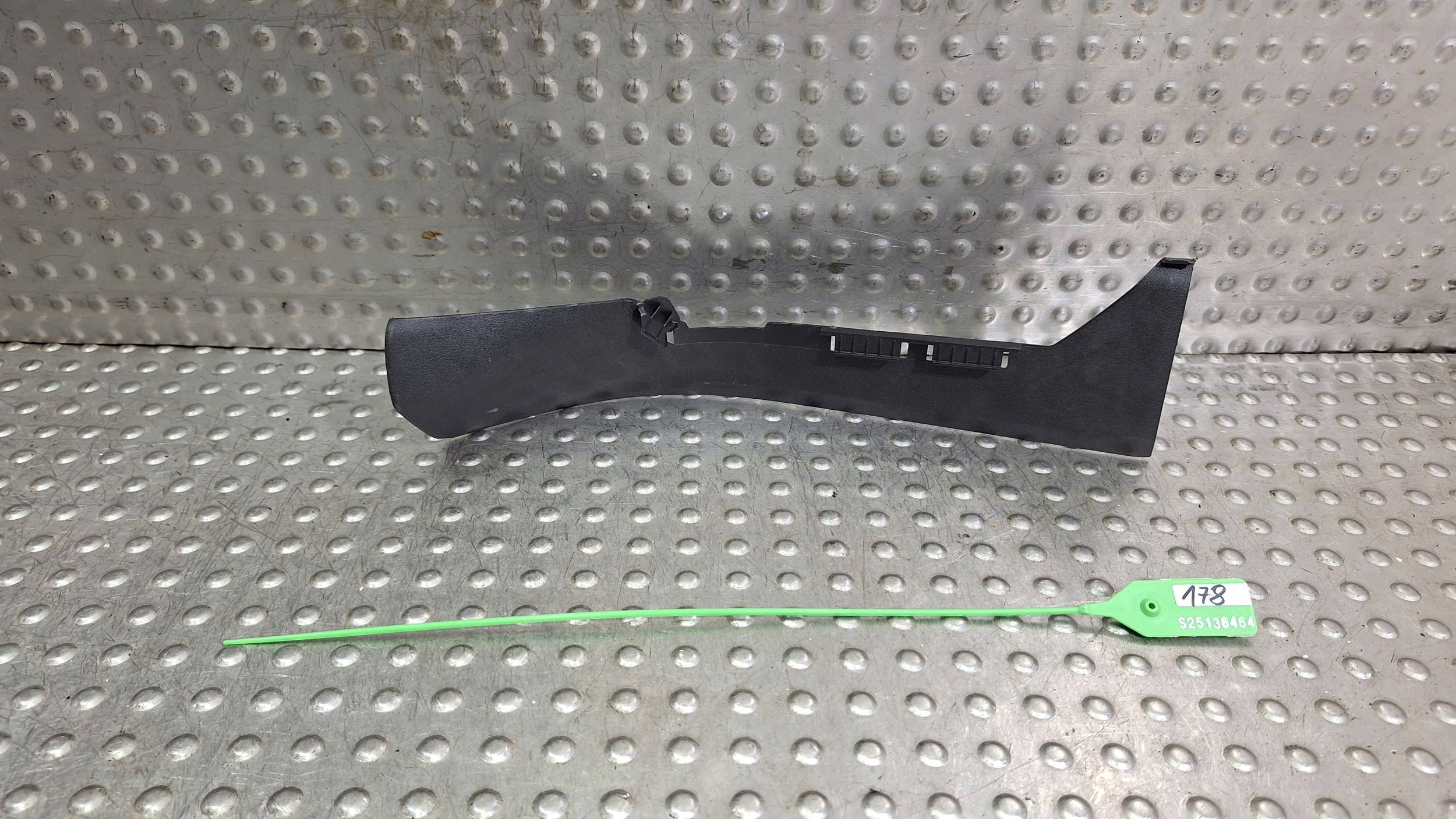 cover spoiler central SLUPKA left 4J3868239 AUDI RS E-TRON GT