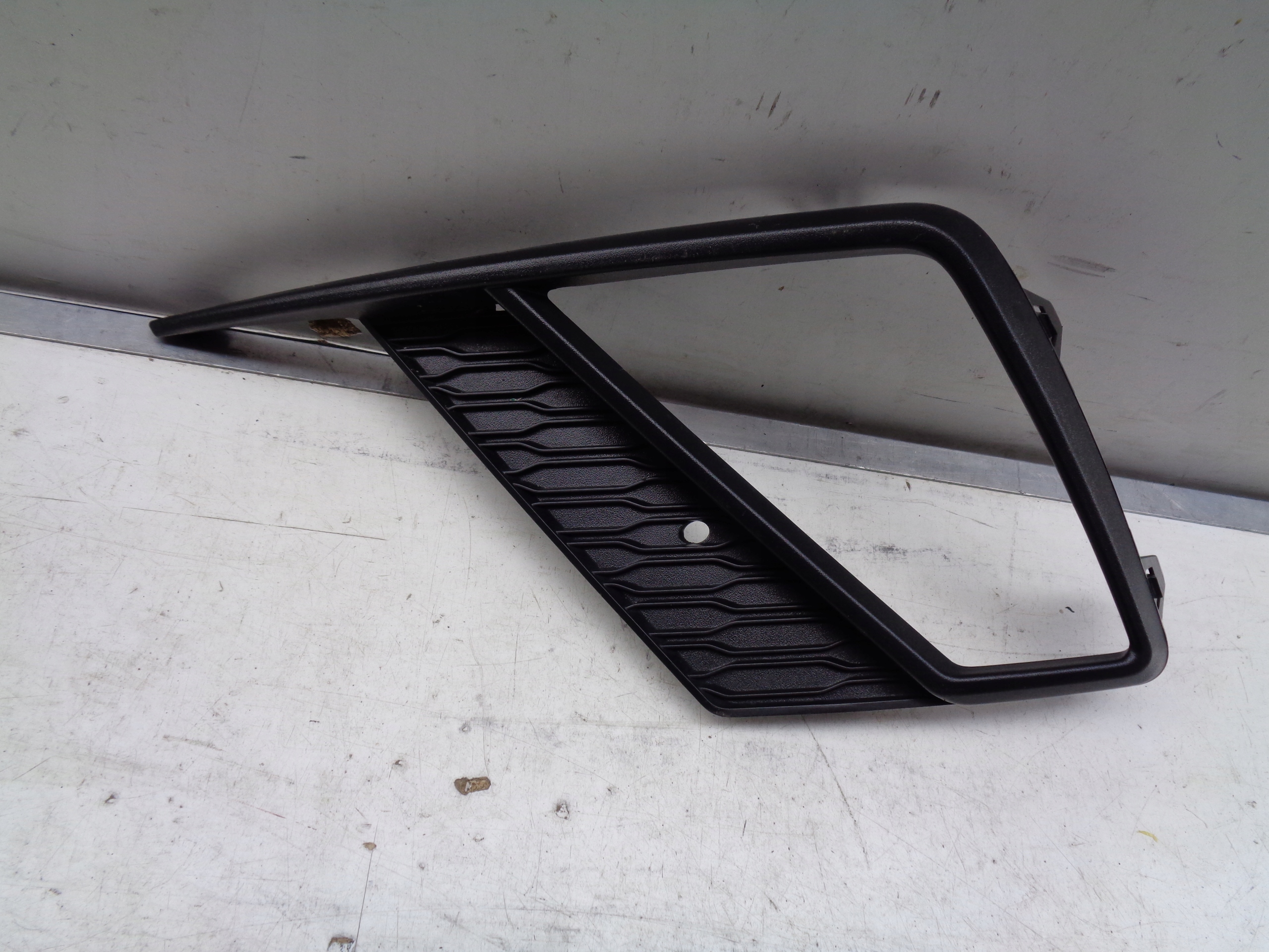 grid of a bumper left SEAT IBIZA V 6F 6F0 17