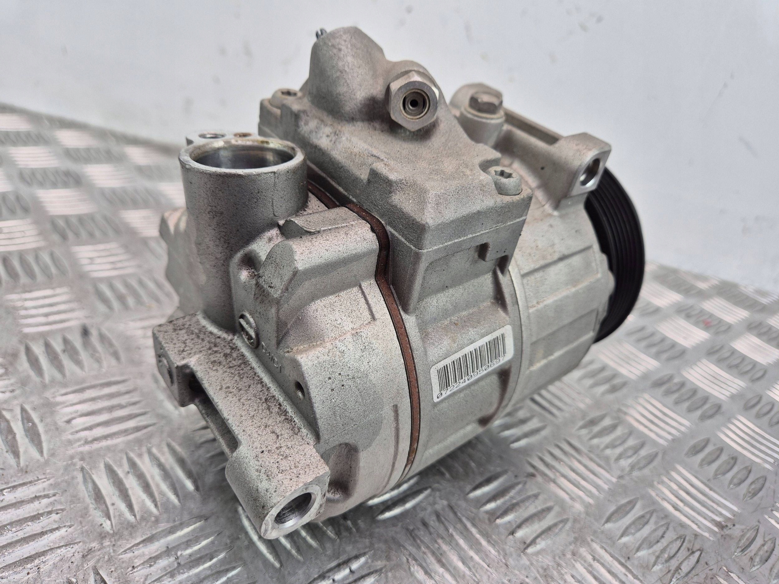 Mercedes E200 CGI W212 compressor; compressor of the air conditioning A0008307800