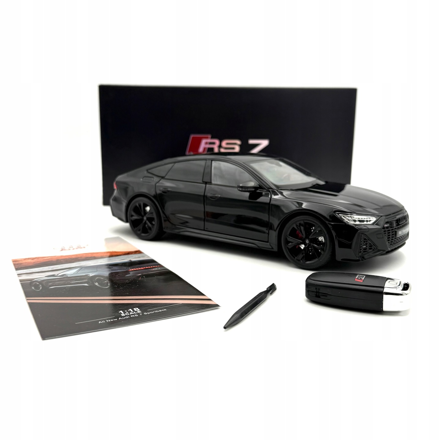 Model samochodu Audi RS7 Black Edition w skali 1:18 z pilotem