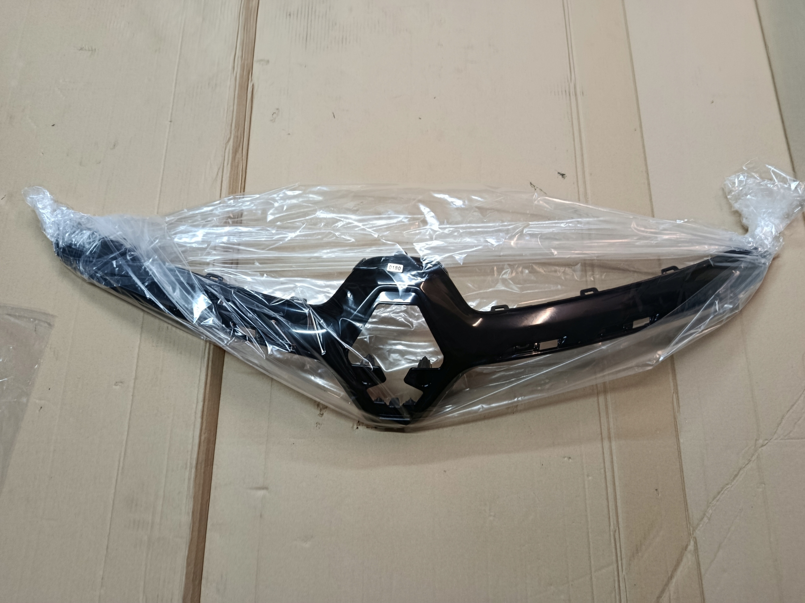 молдинг решетки решетка радиатора renault CAPTUR 2 II 2020- 623829844R oe