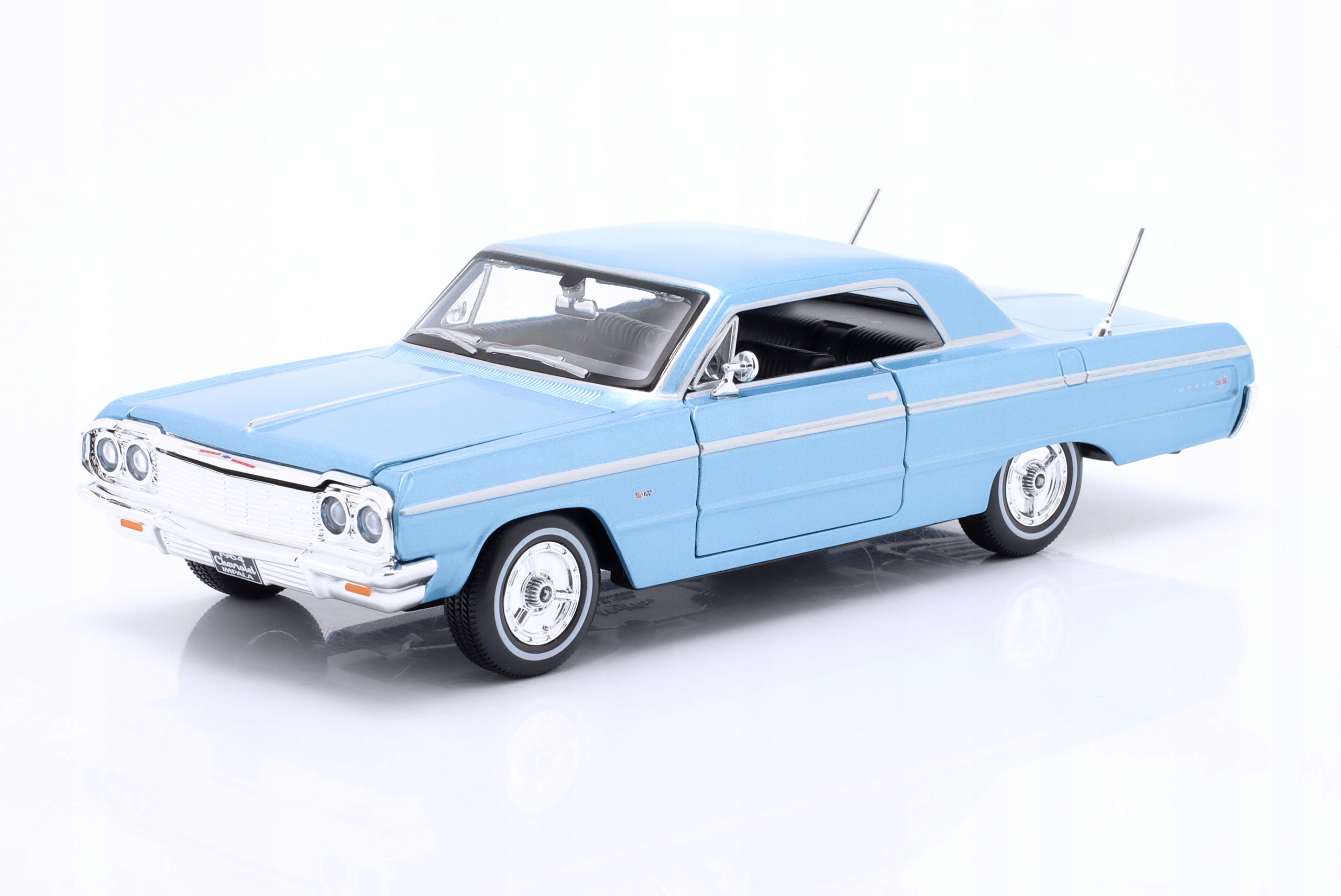 Chevrolet Impala Ss 1964 Light Blue Maisto 1:26 Kovový Model Auta