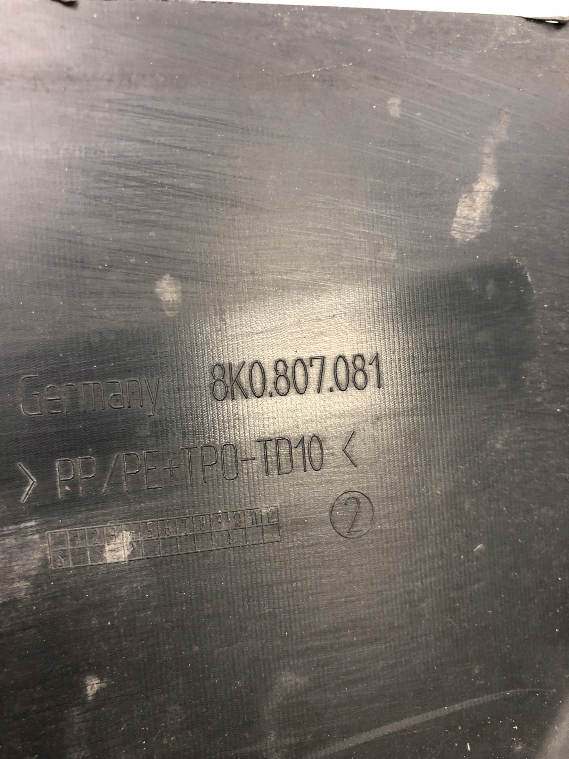 kryt stěny předního AUDI A4 B8 8K0807081