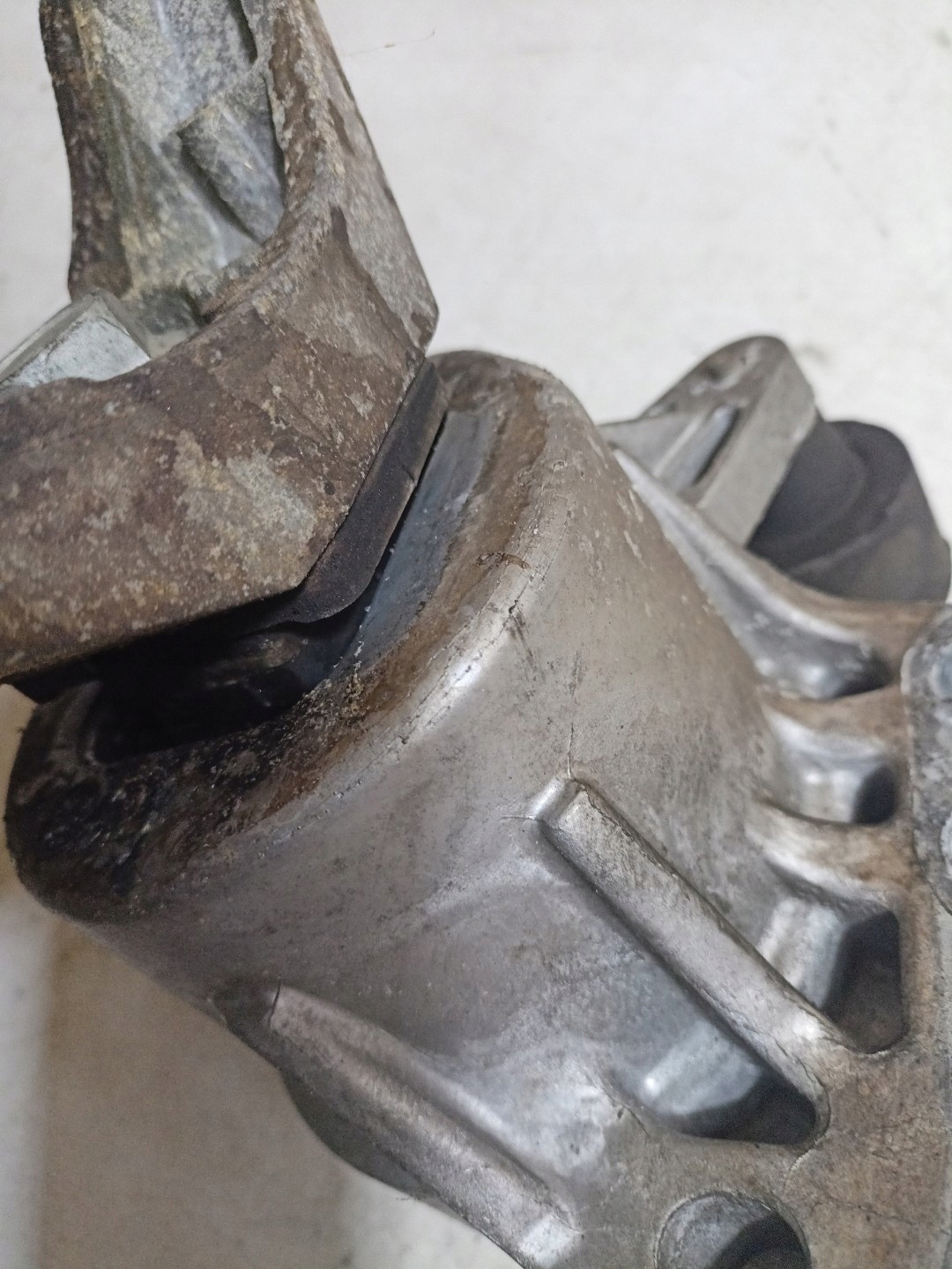 engine mount Ford Fusion USA 2 2013 DG93-6F012-DA