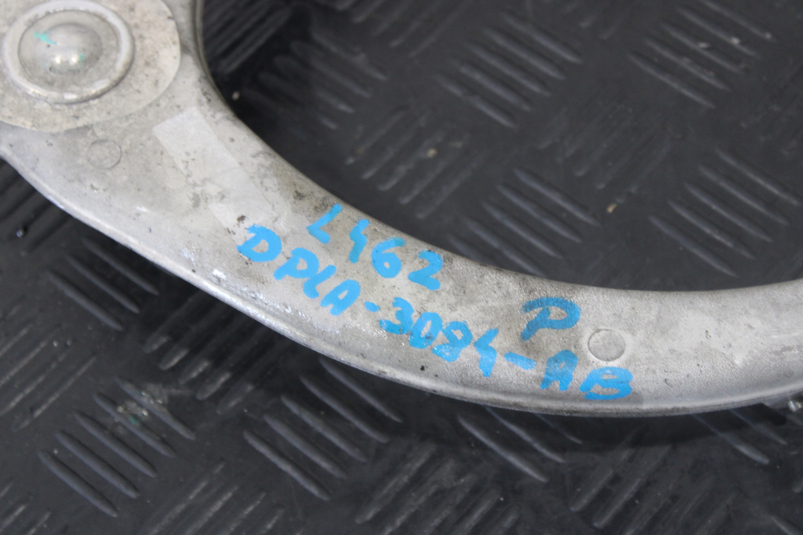 arm right front upper DISCOVERY V 5 L462 DPLA-3084-AB