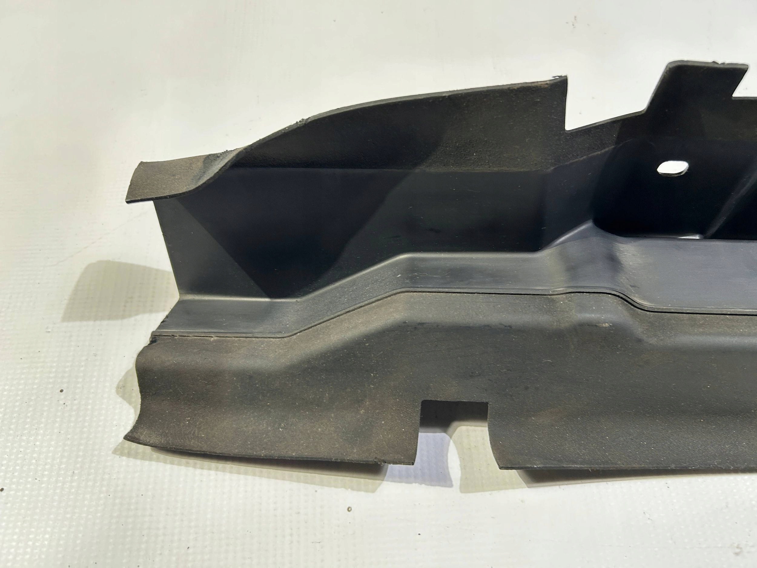 intake drain air duct air line right Ford Mustang 2010-2012