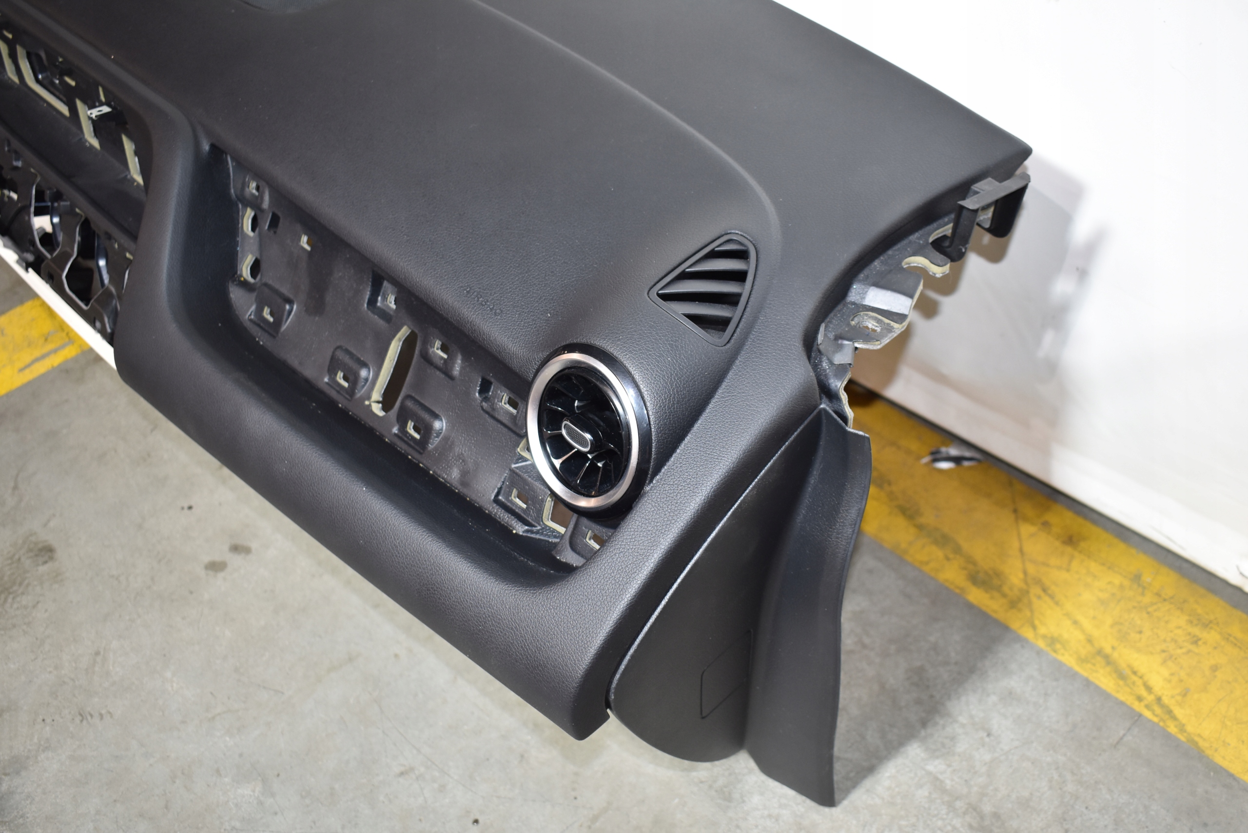 IDEALNA console MERCEDES GLA H247 EQB X243 1