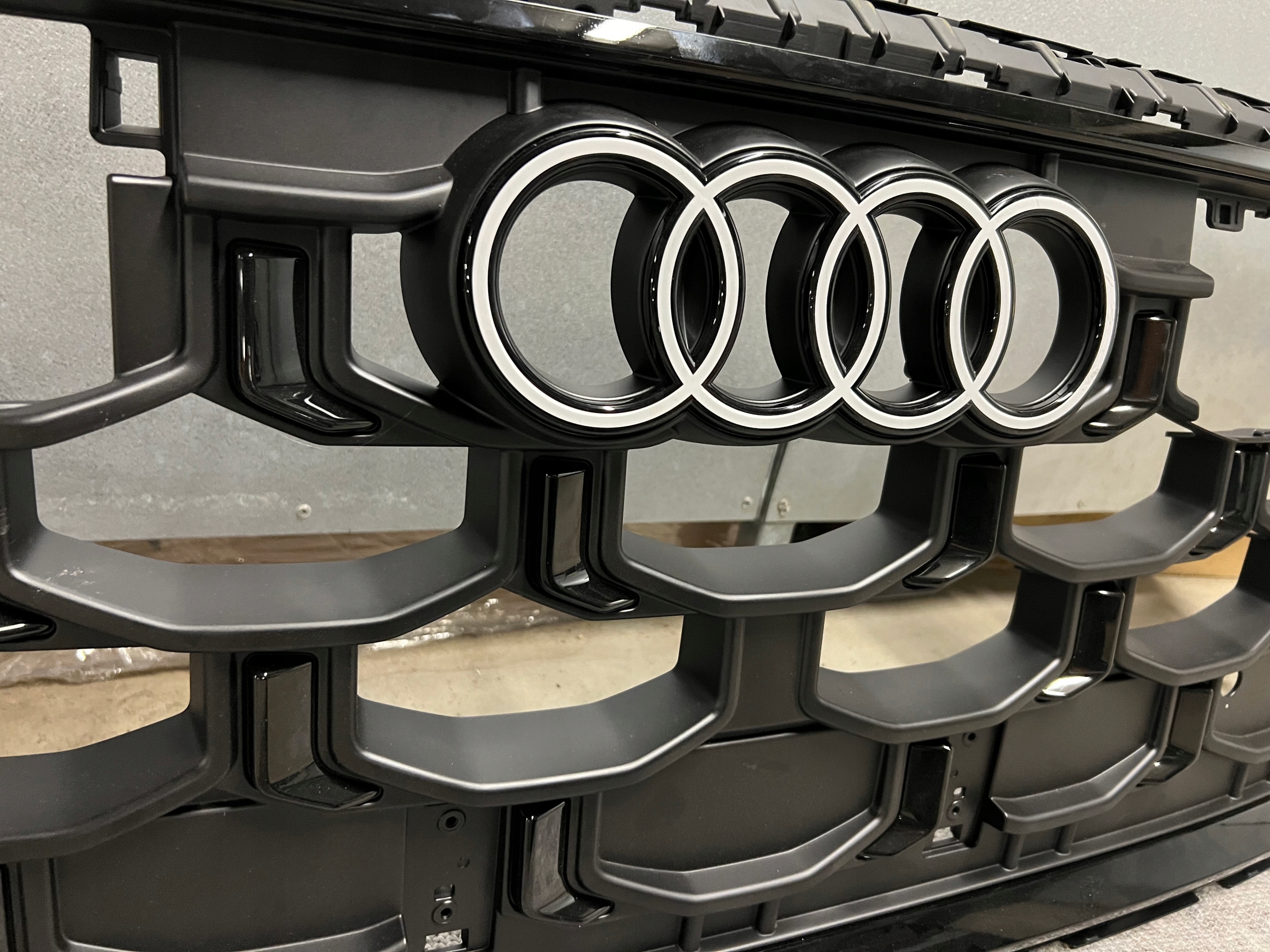 AUDI Q8 SQ8 S-LINE 2024+ GRILL ATRAPA CHŁODNICY NOWY 4M8853651CK Typ samochodu 4x4/SUV Samochody osobowe