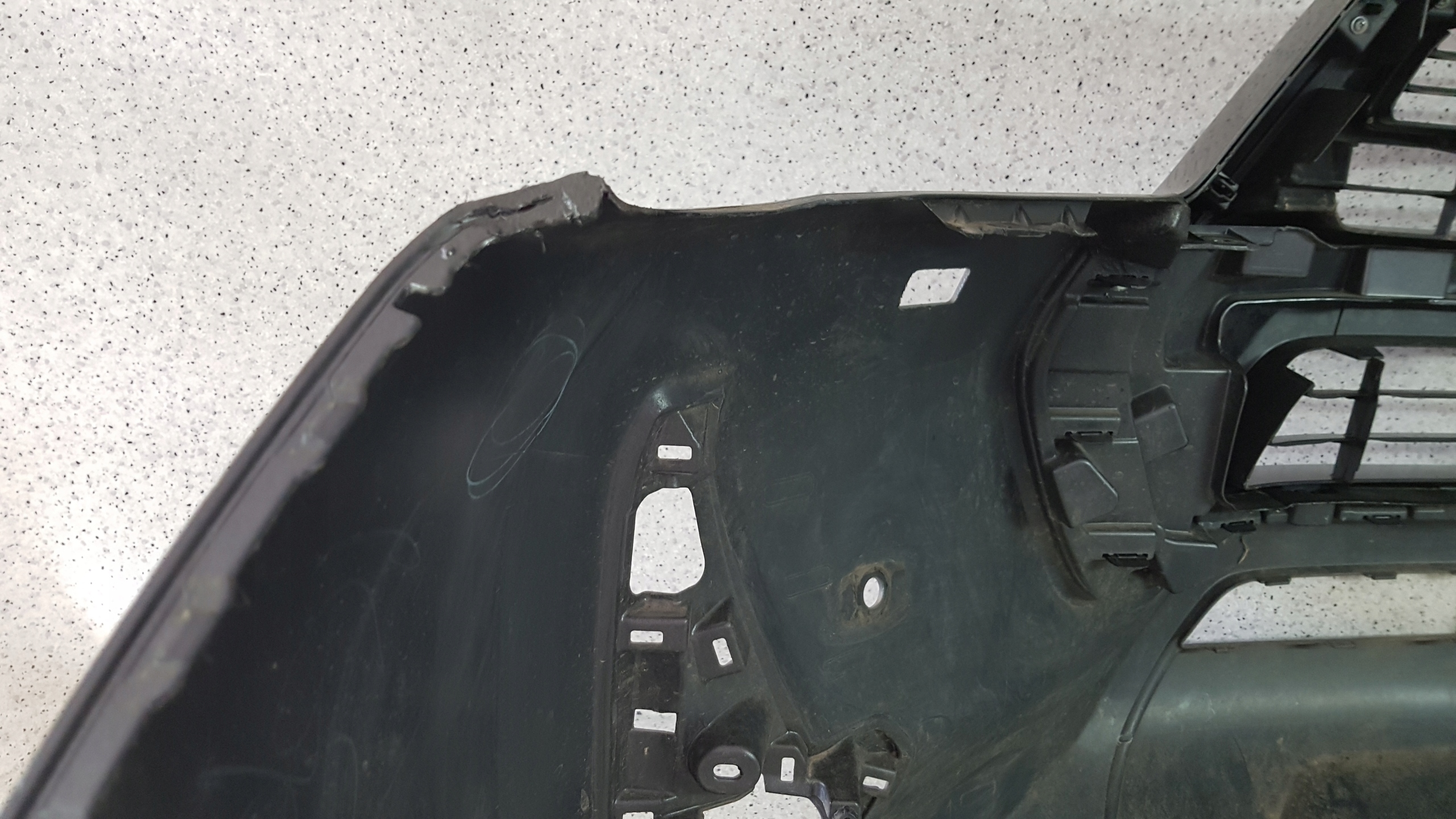 TOYOTA HILUX 2021 - bumper front 2879