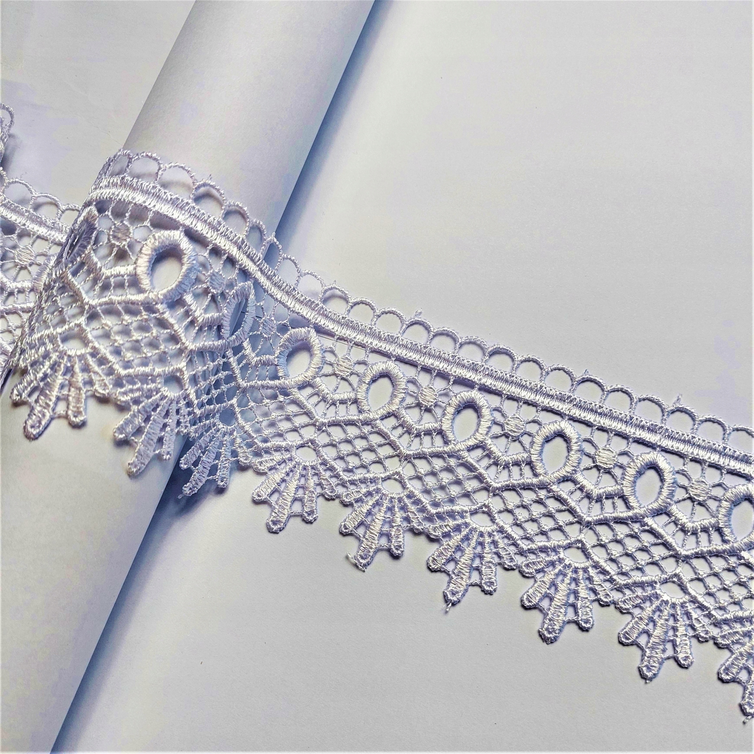 ROZETKA Z PĘTELKĄ - gipiura biała 7 cm 0,5mb