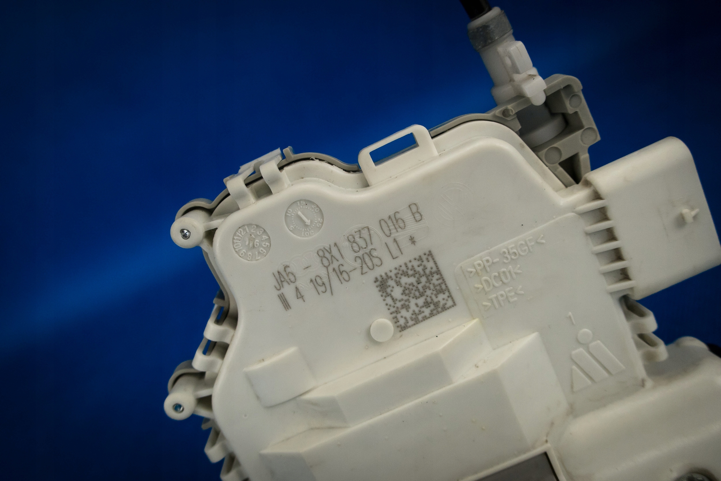 lock door front Audi A3 8V A4 A5 8W 8X1837016B